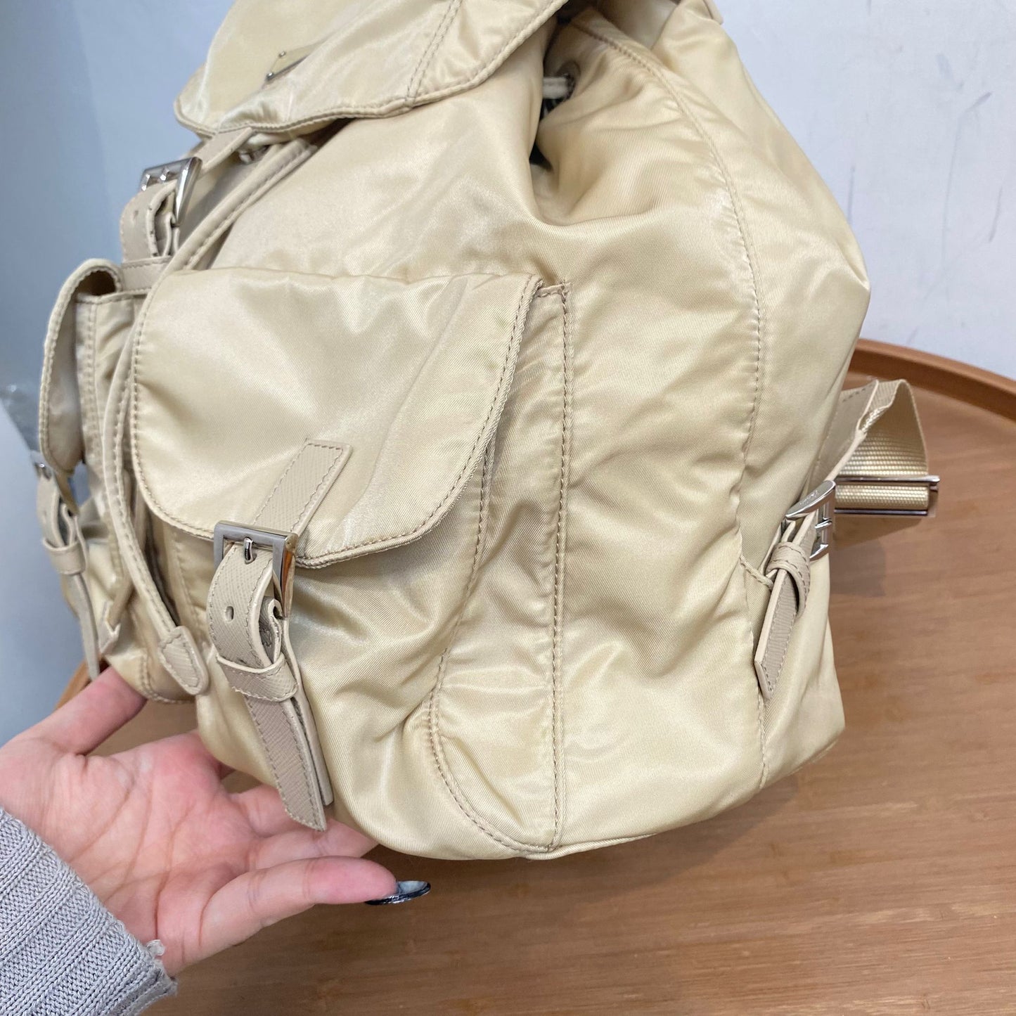 Prada香檳金背囊