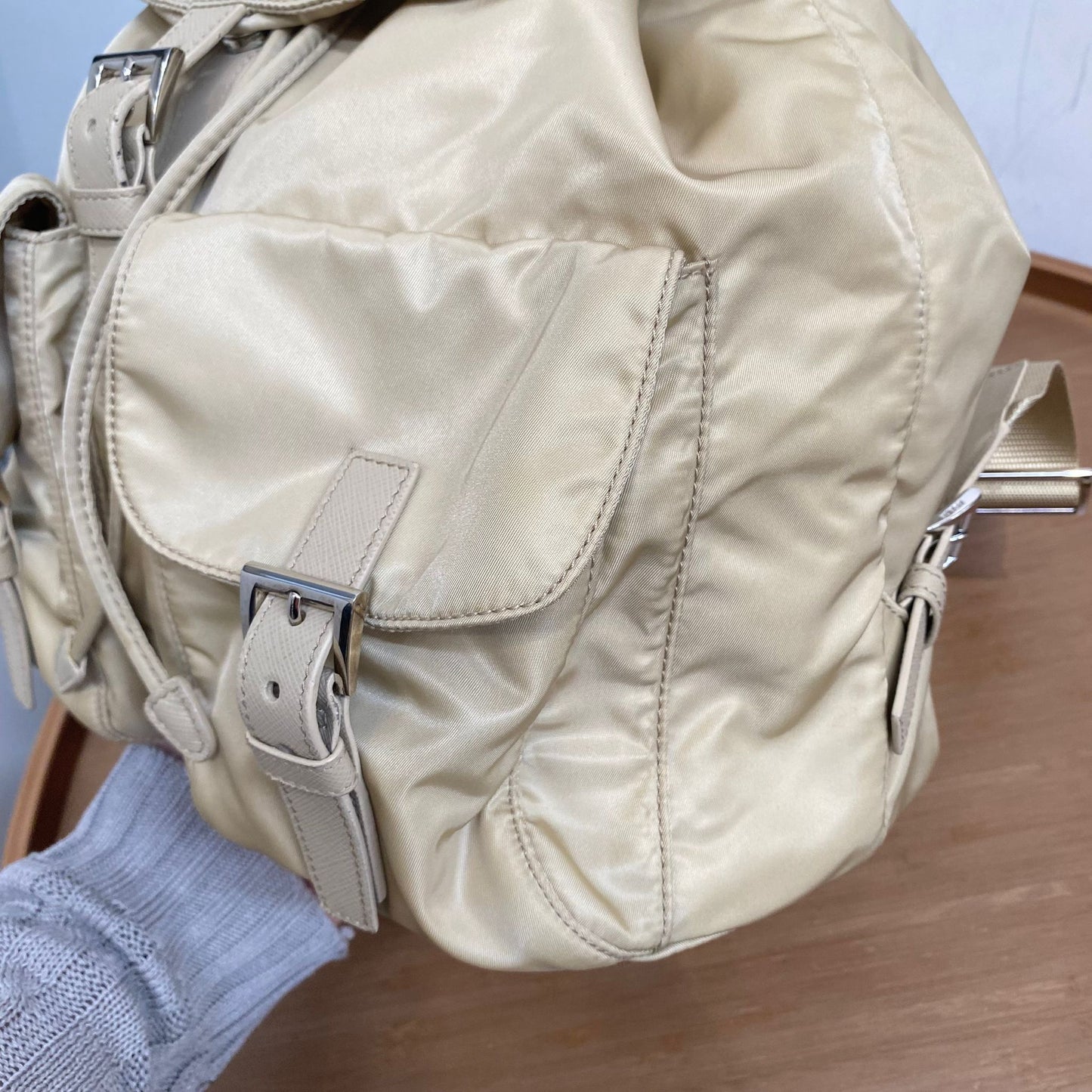 Prada香檳金背囊