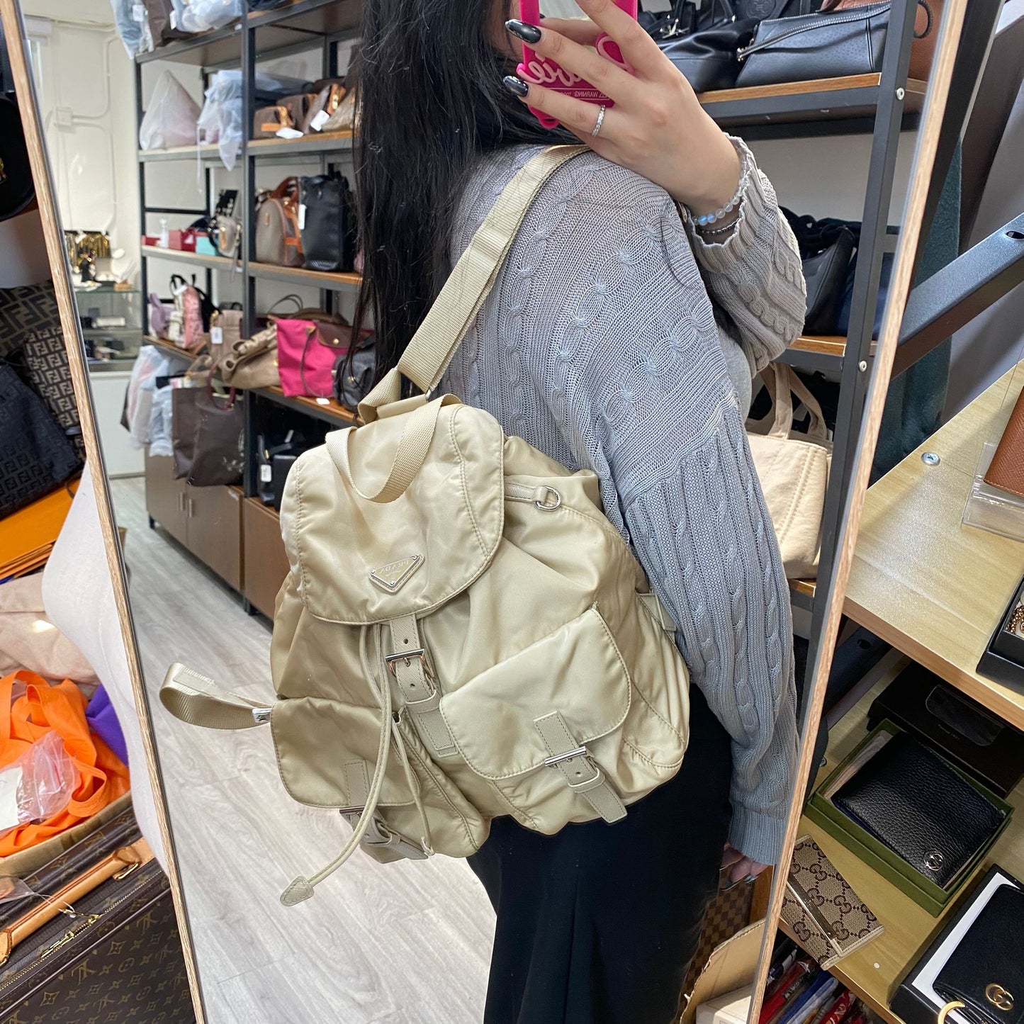 Prada香檳金背囊