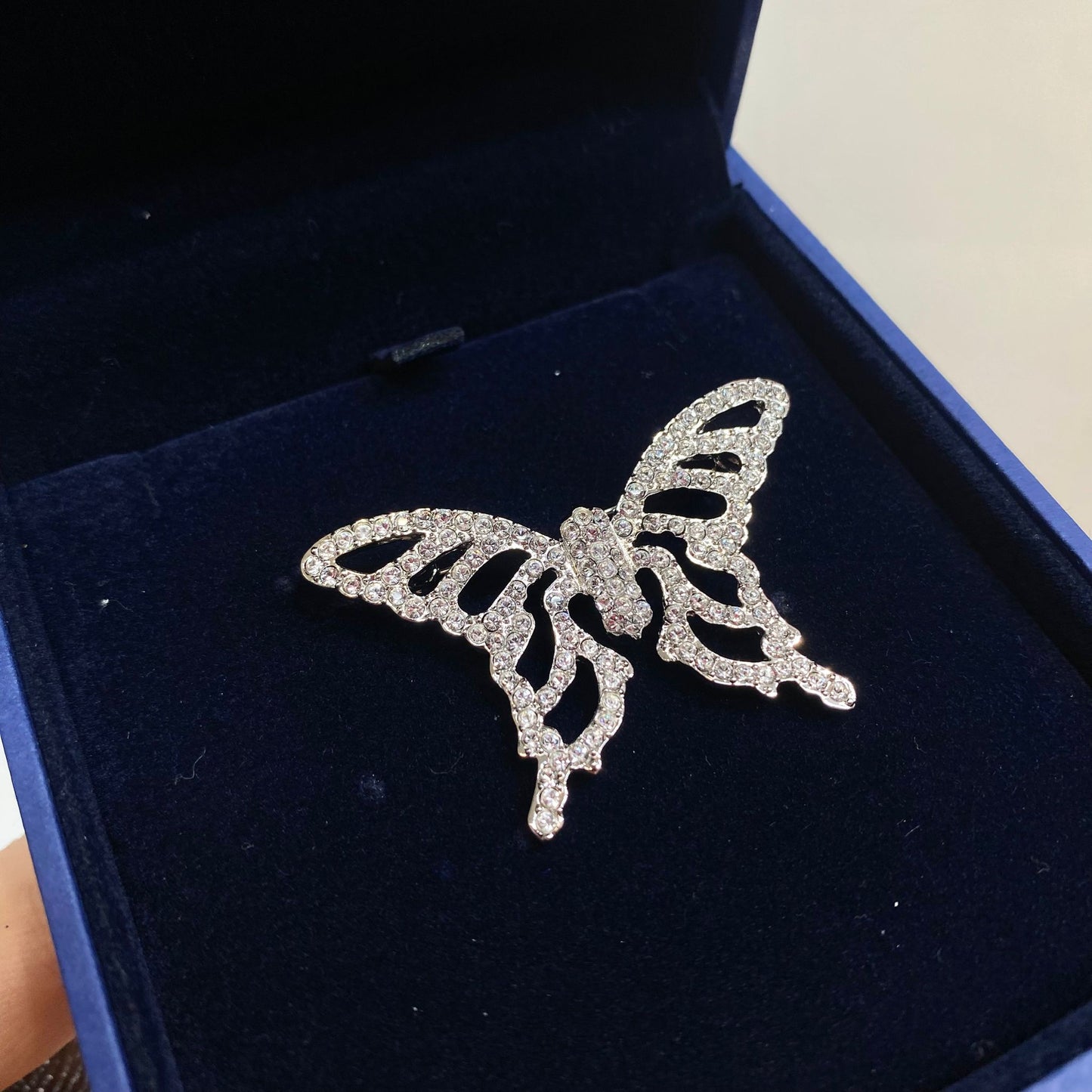 SWAROVSKI 蝴蝶心口針 有盒