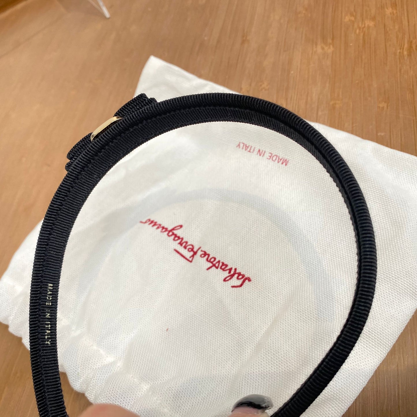 Ferragamo黑金頭箍 有塵袋