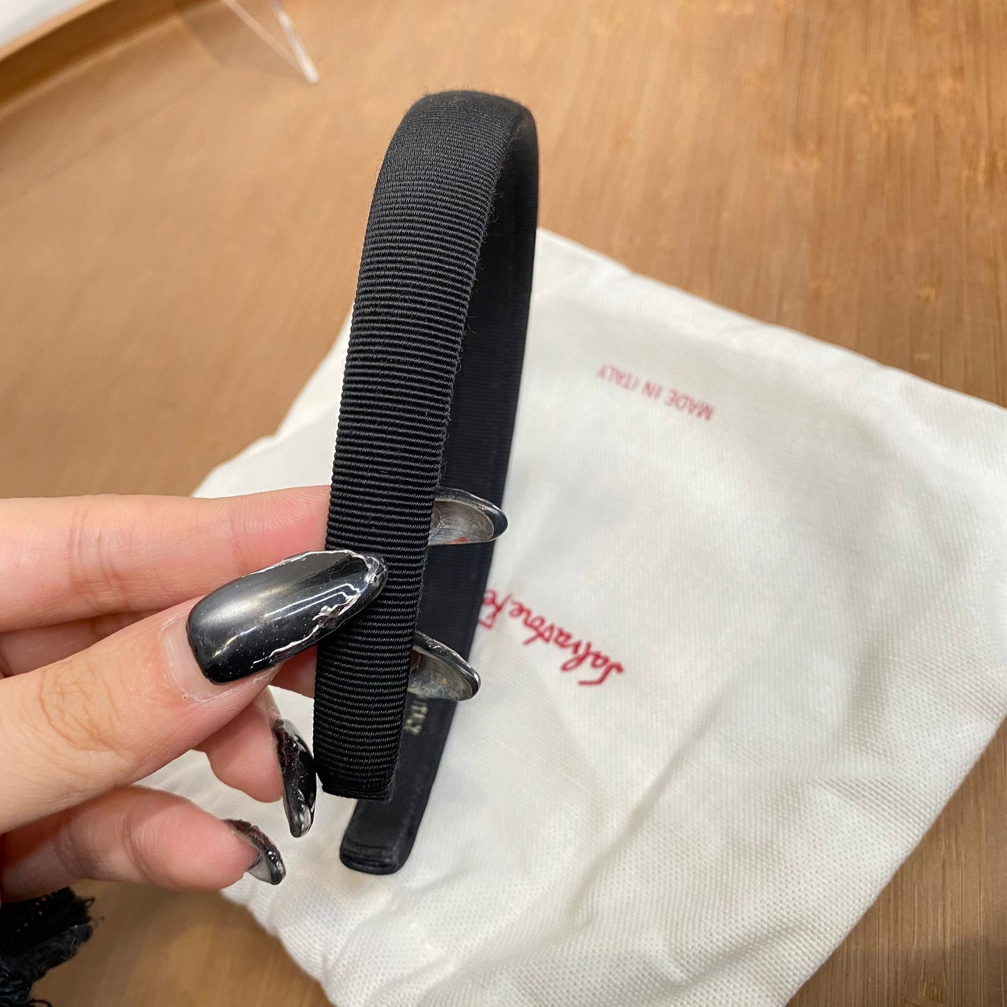 Ferragamo黑金頭箍 有塵袋