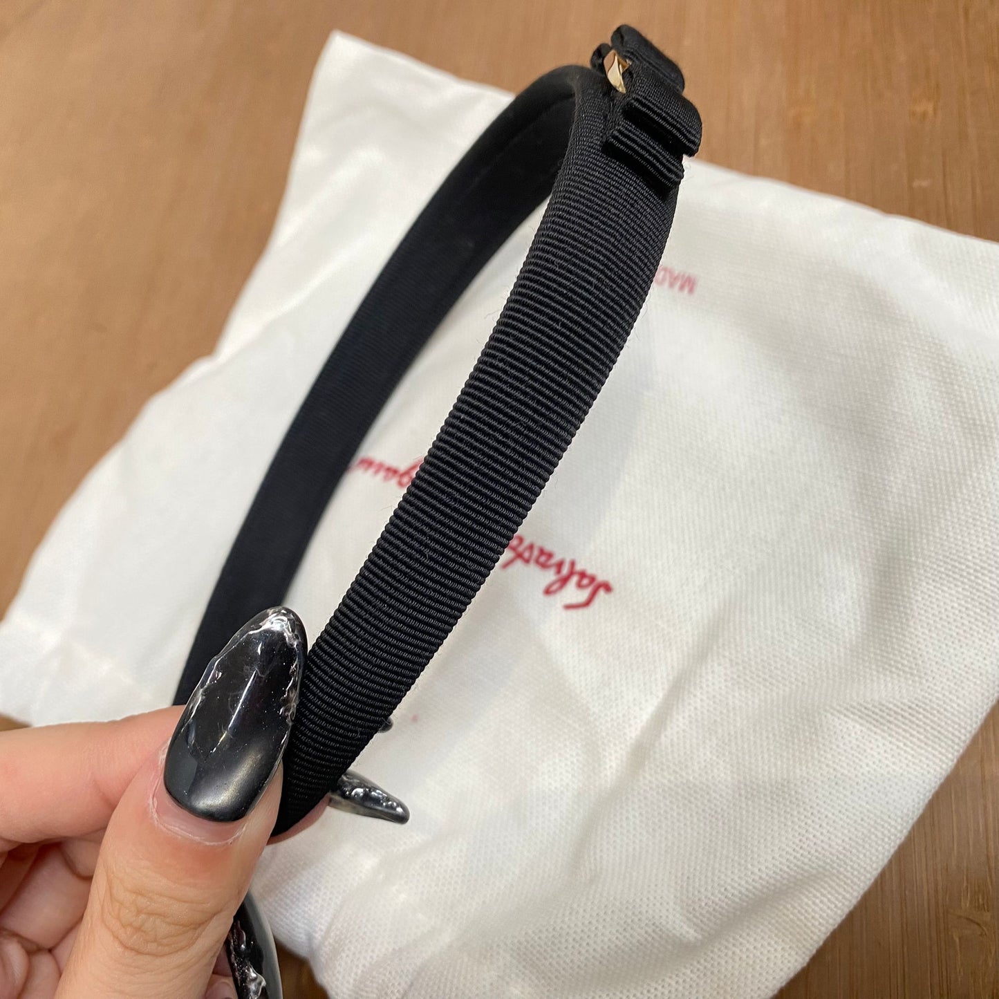 Ferragamo黑金頭箍 有塵袋
