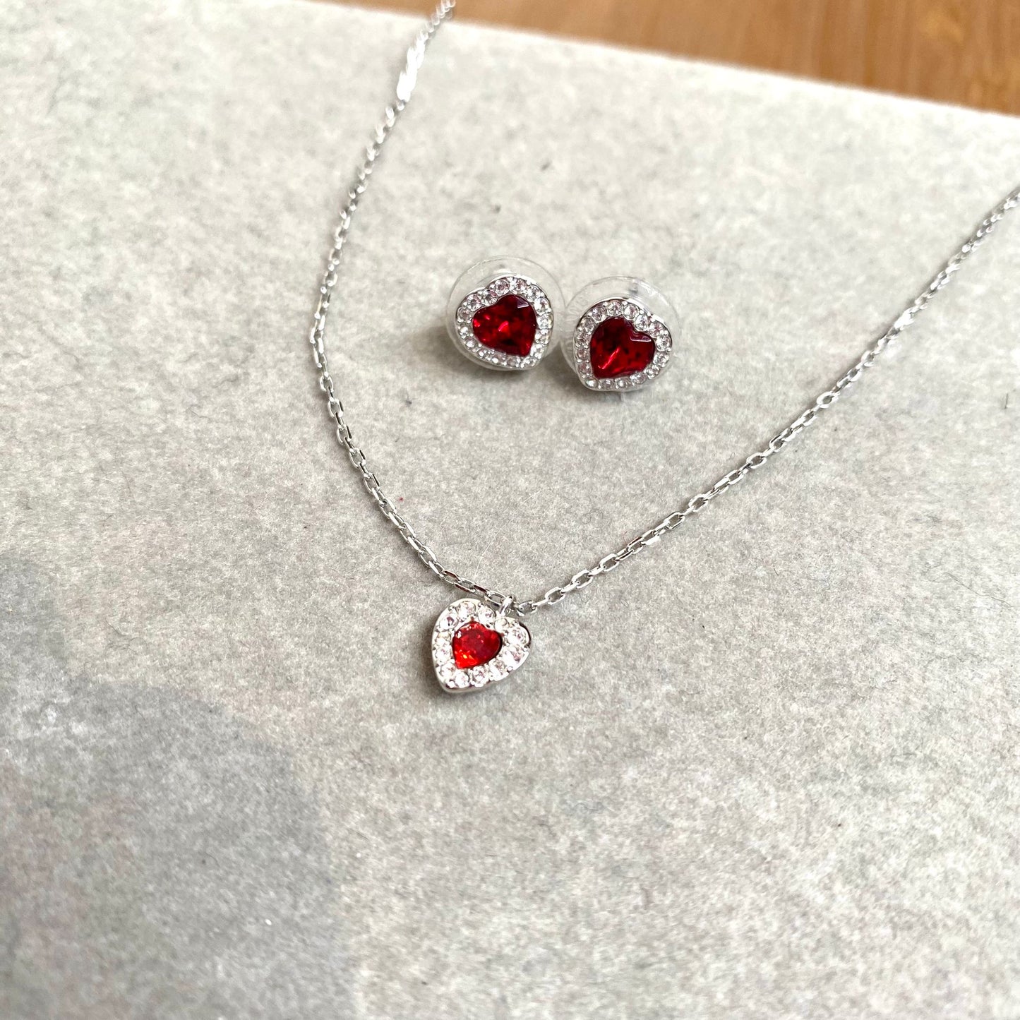 SWAROVSKI 紅心耳環