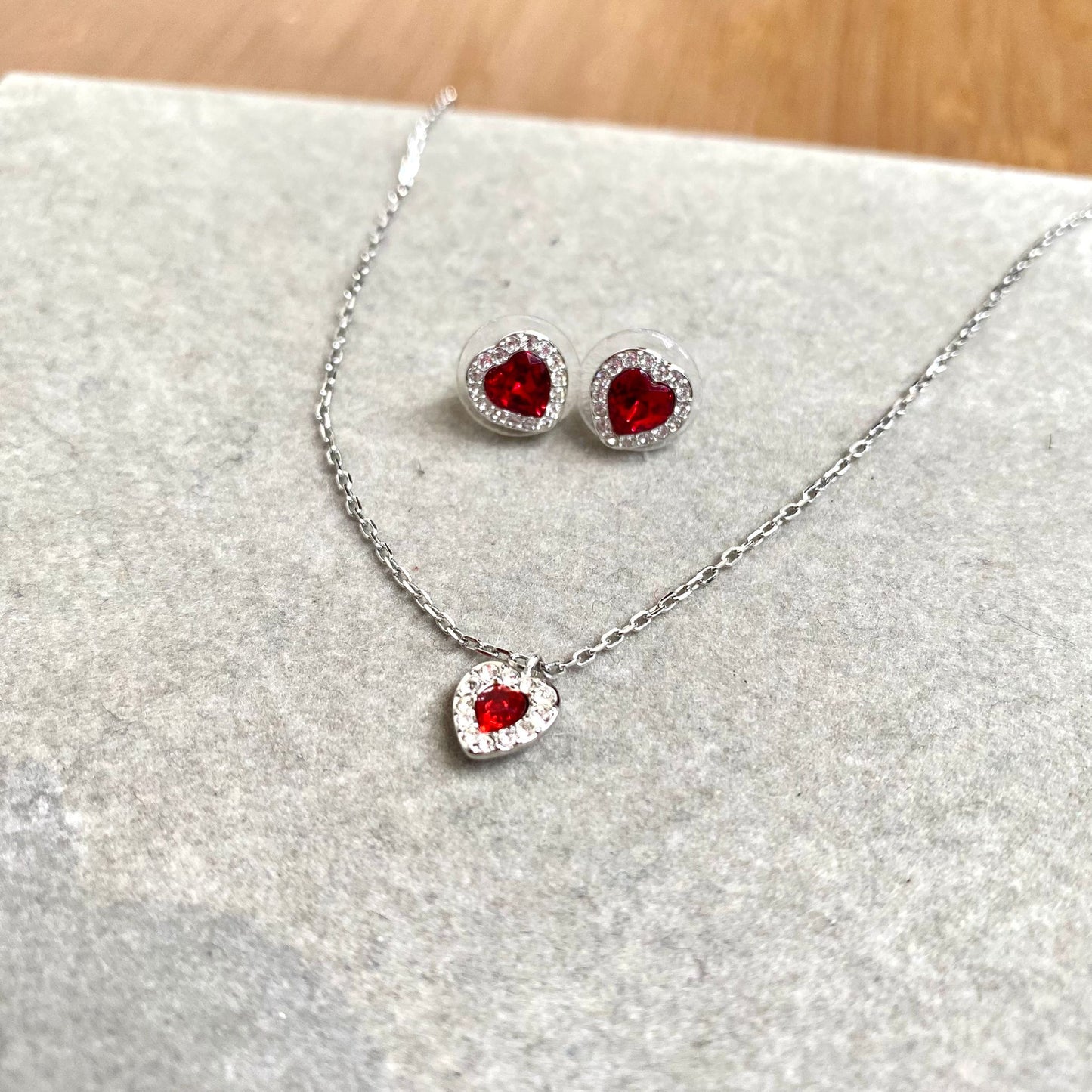 SWAROVSKI 紅心耳環