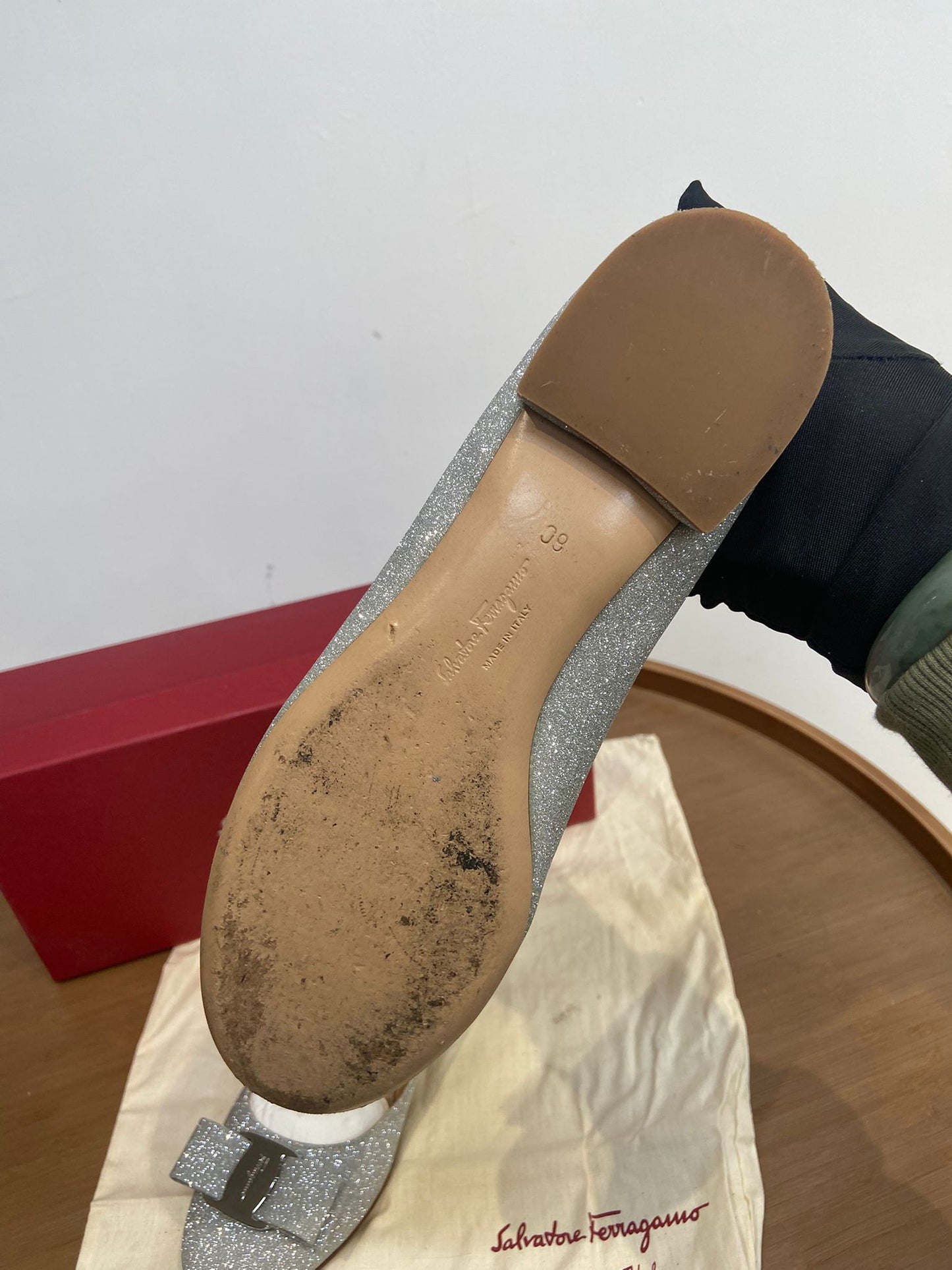 Ferragamo 銀色平底鞋