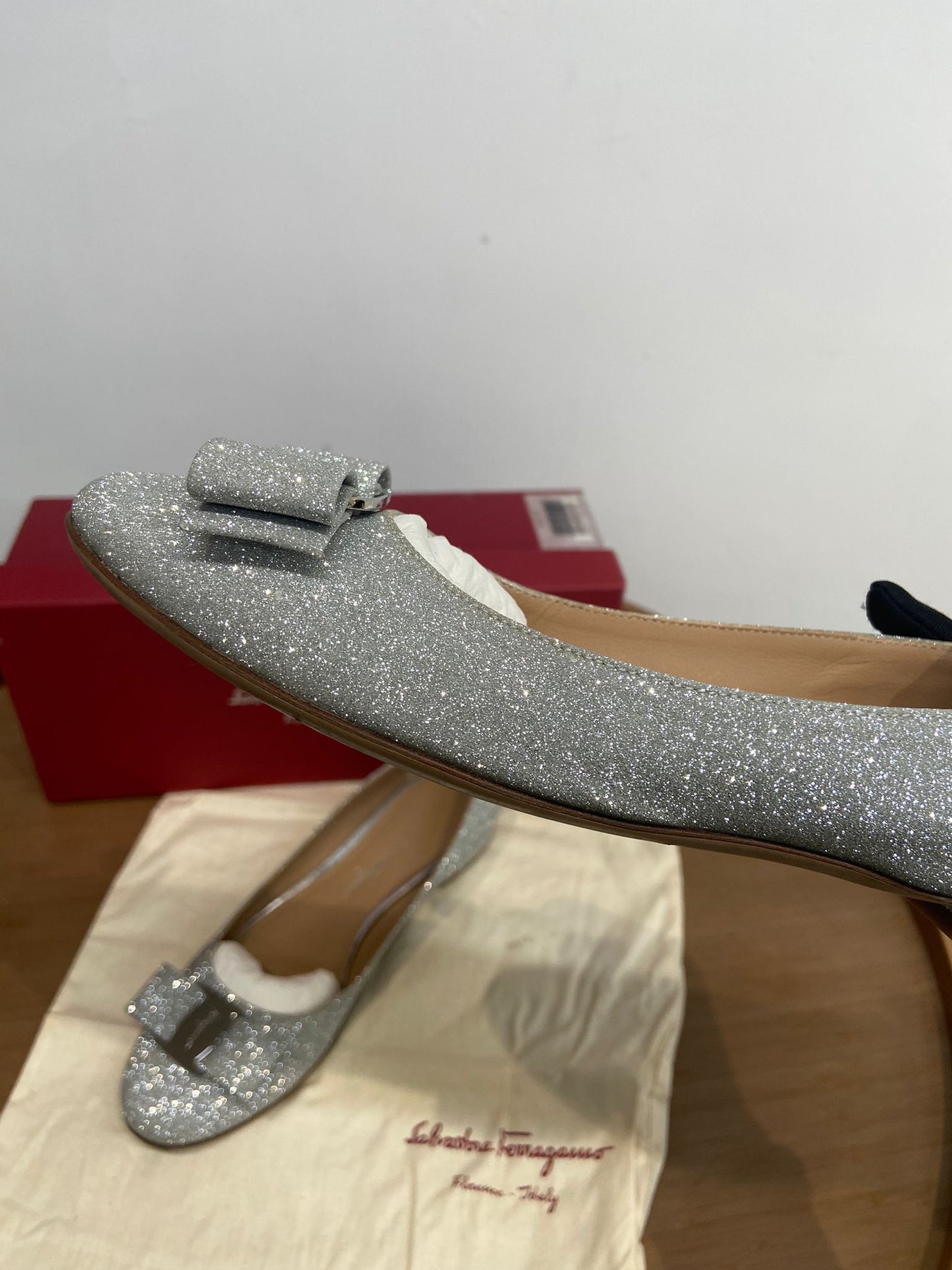 Ferragamo 銀色平底鞋