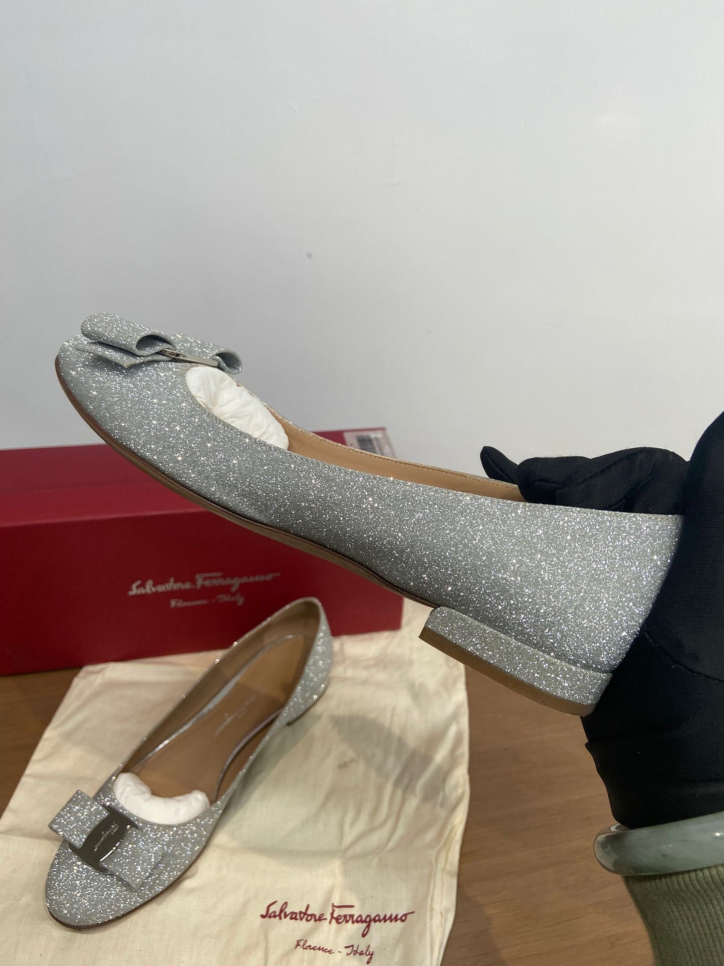 Ferragamo 銀色平底鞋