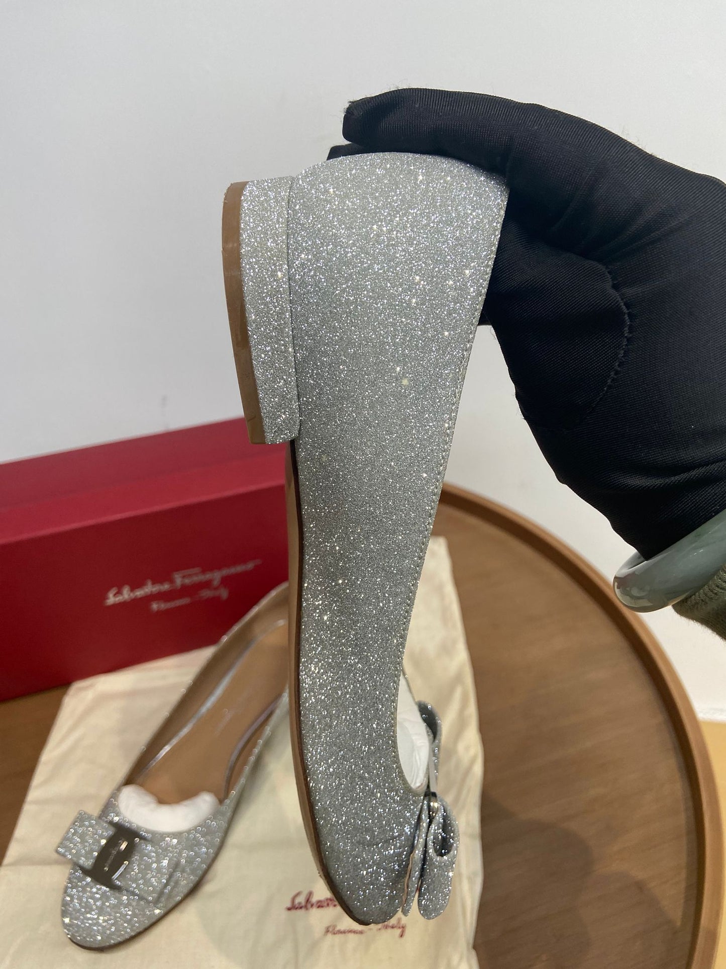 Ferragamo 銀色平底鞋