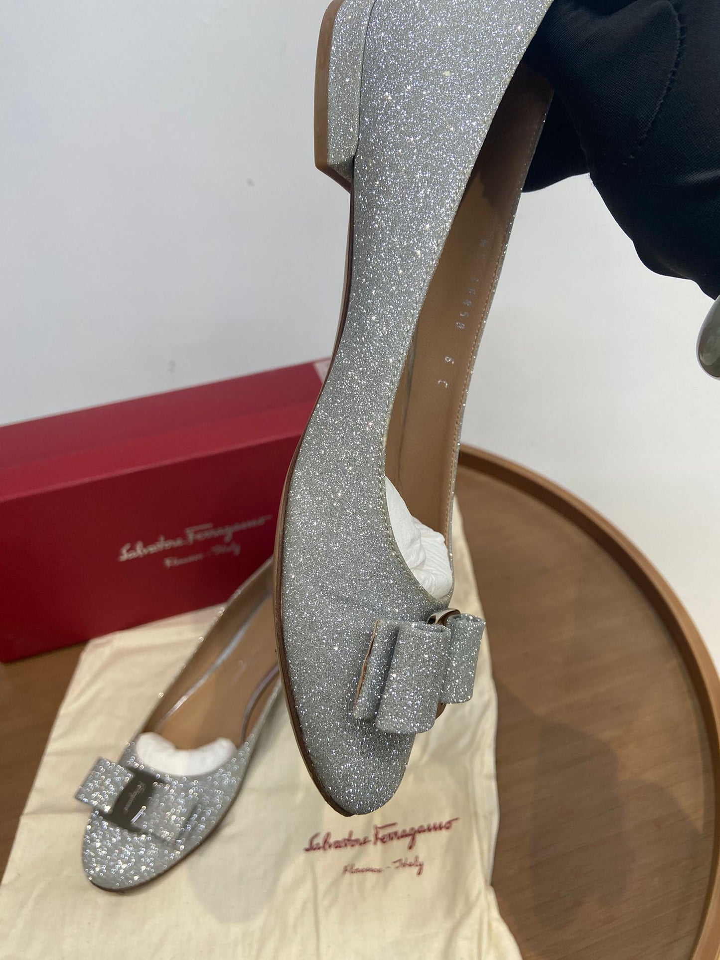 Ferragamo 銀色平底鞋