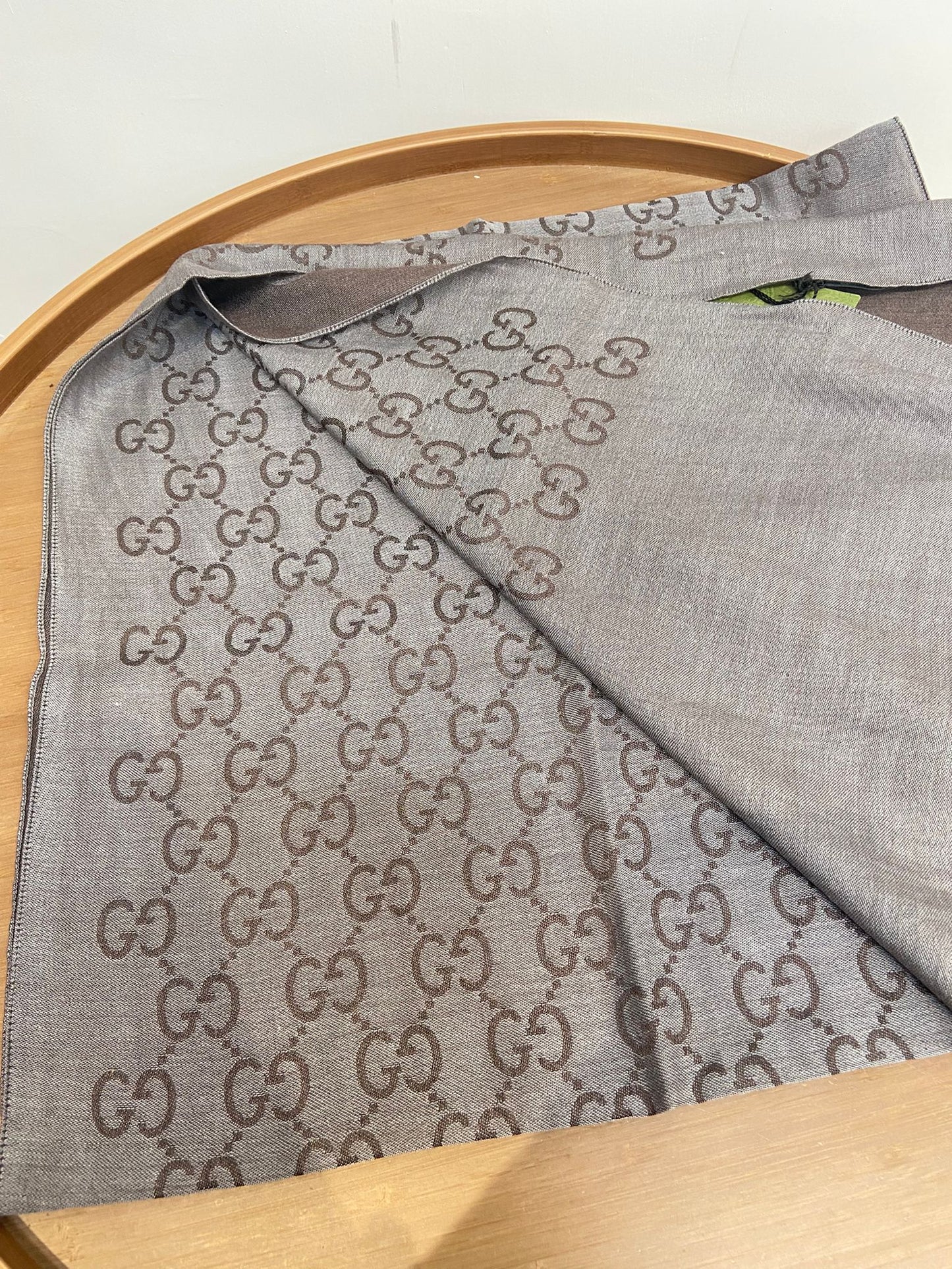 Gucci 深灰色 雙面頸巾