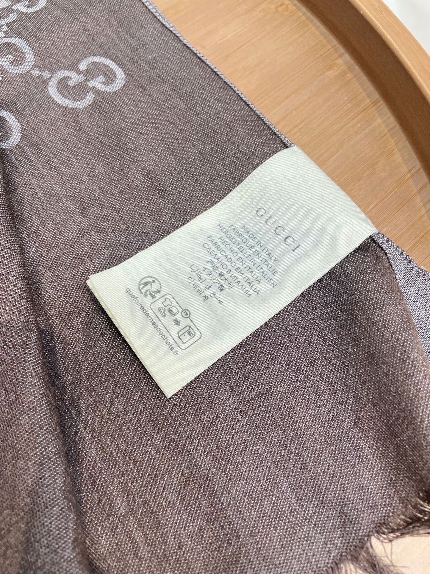 Gucci 深灰色 雙面頸巾