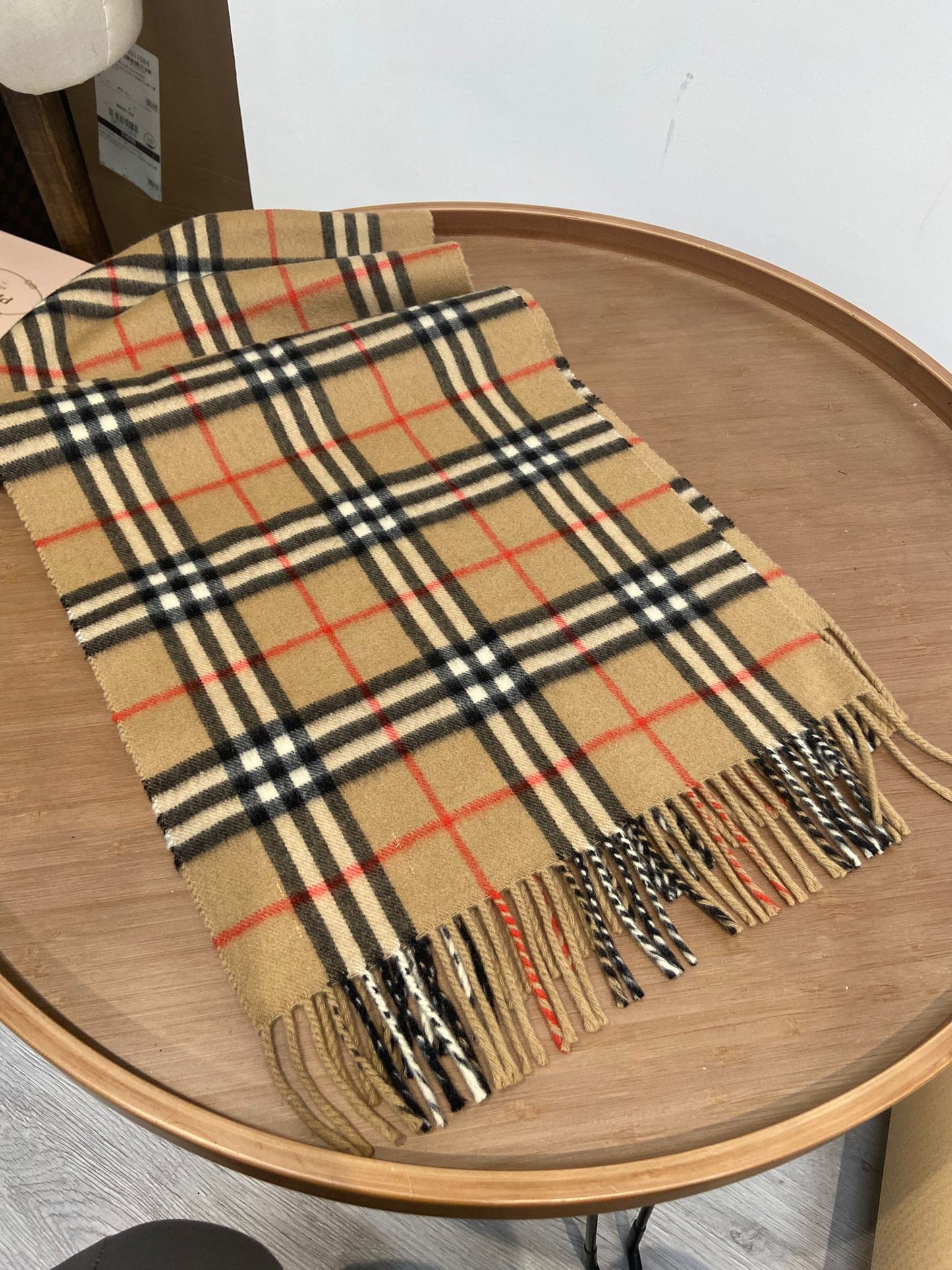 Burberry 駝色格仔羊絨頸巾