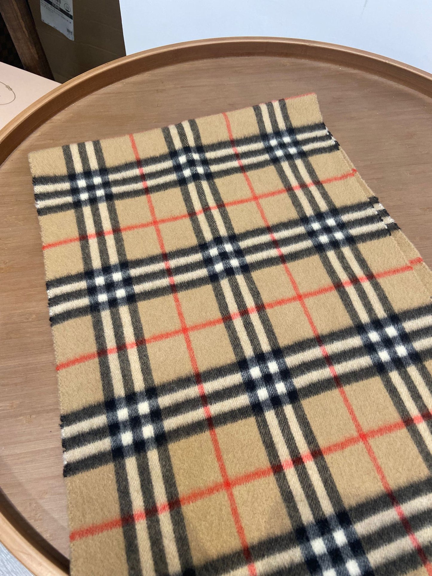 Burberry 駝色格仔羊絨頸巾