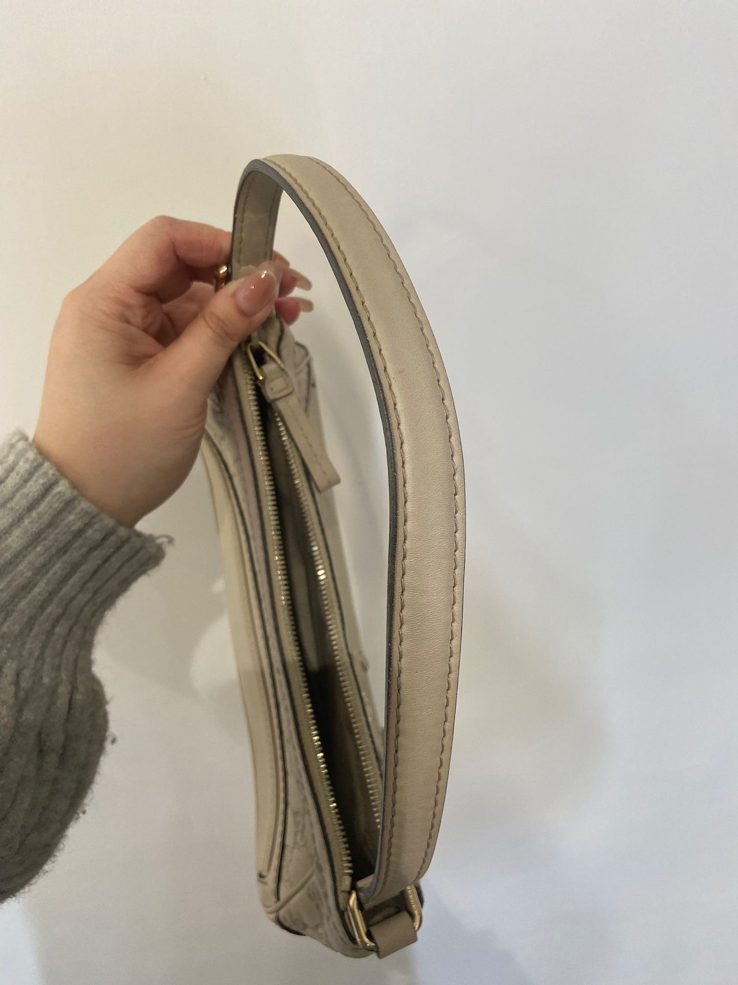 GUCCI 灰白色腋下包