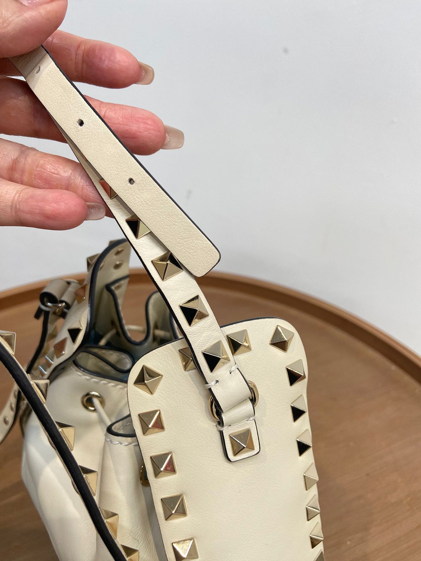 Valentino 索繩斜孭袋