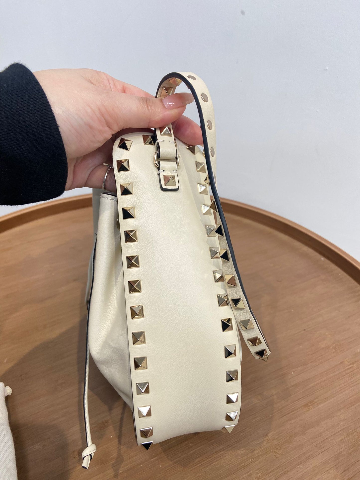 Valentino 索繩斜孭袋