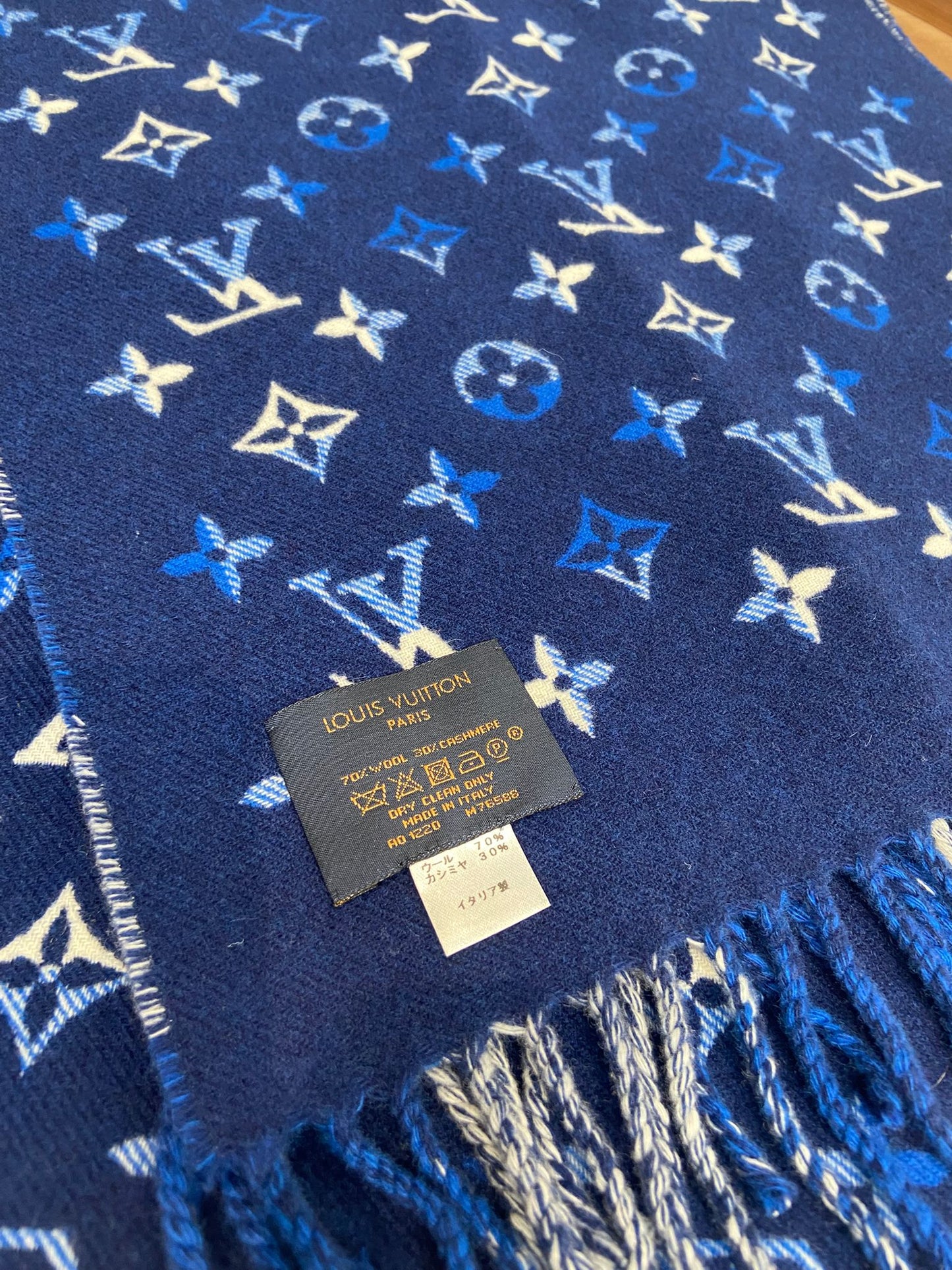 LV 藍色格仔老花頸巾 有盒🥰