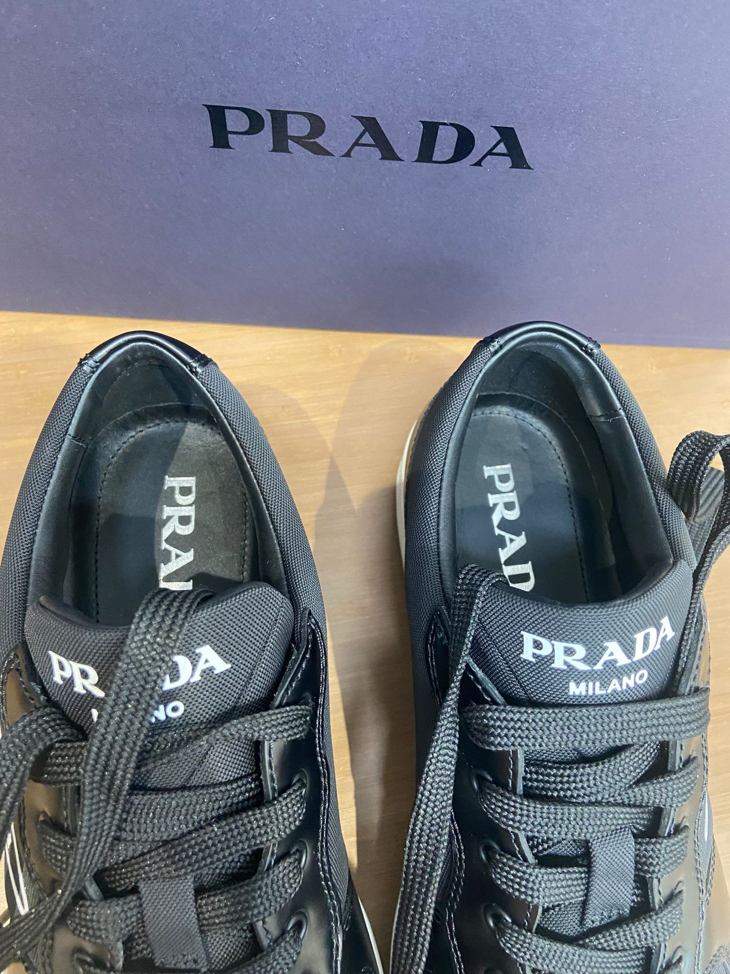 Prada re-nylon 男士黑白運動鞋