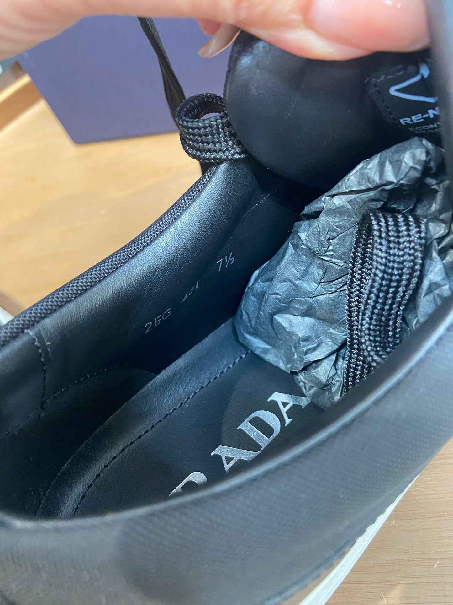 Prada re-nylon 男士黑白運動鞋