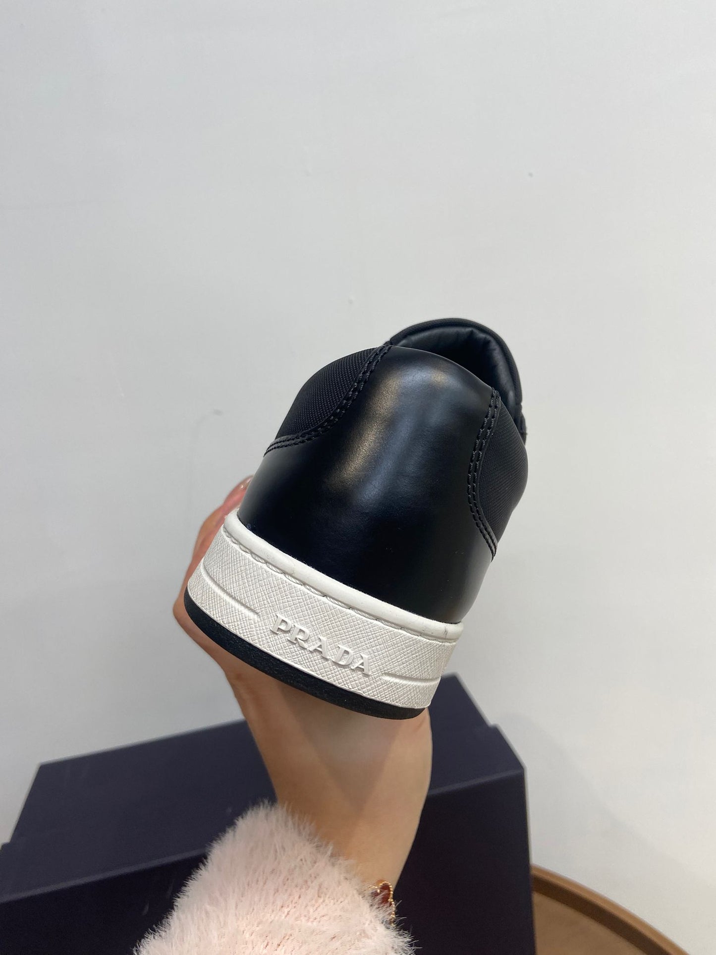 Prada re-nylon 男士黑白運動鞋