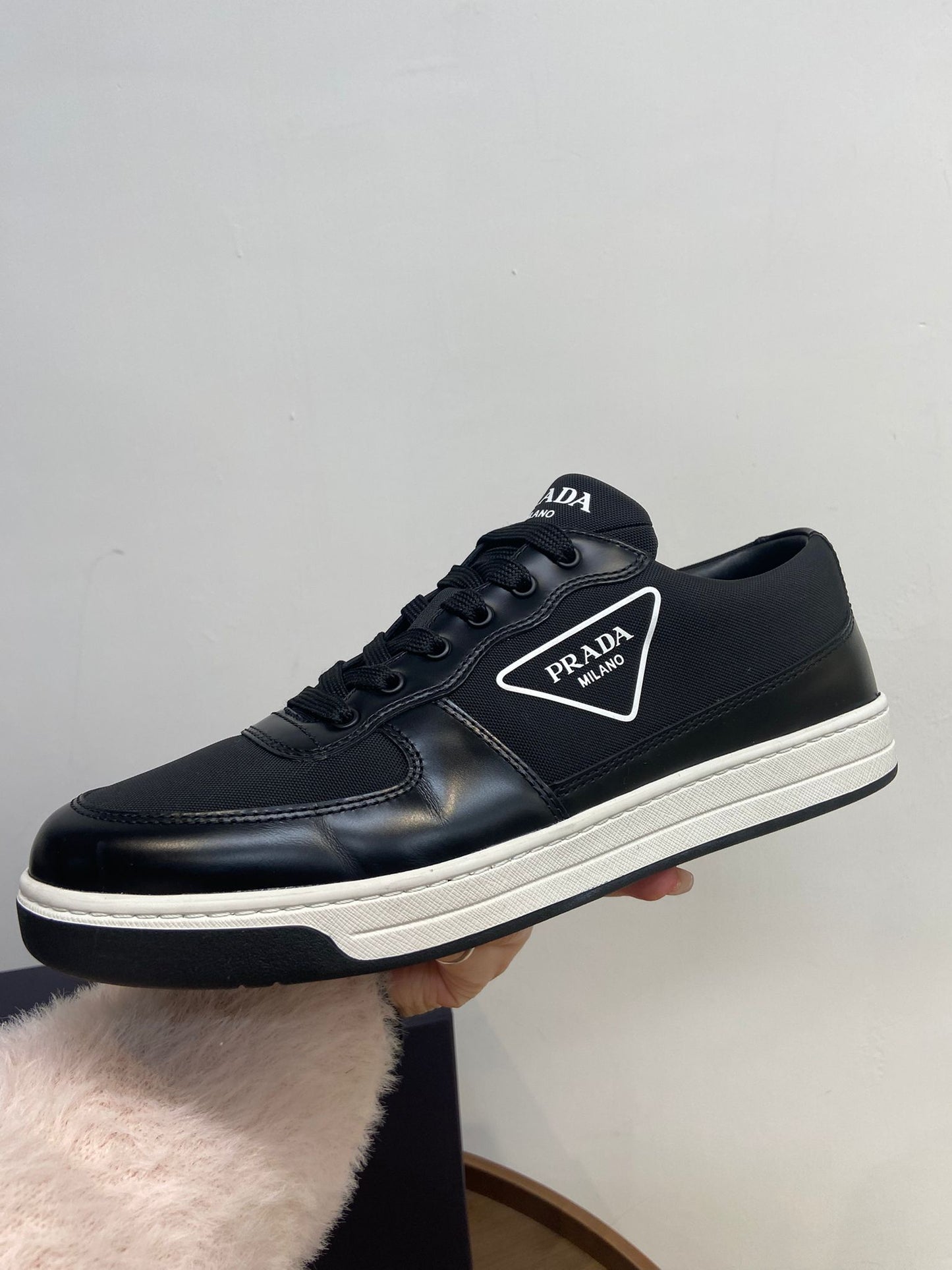 Prada re-nylon 男士黑白運動鞋