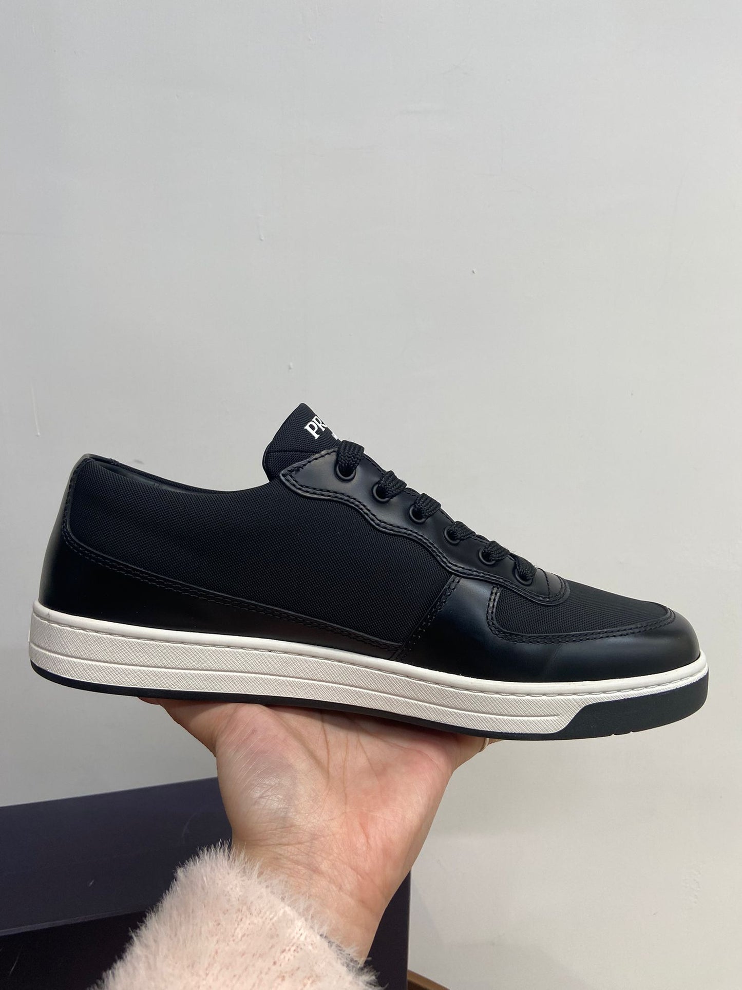 Prada re-nylon 男士黑白運動鞋