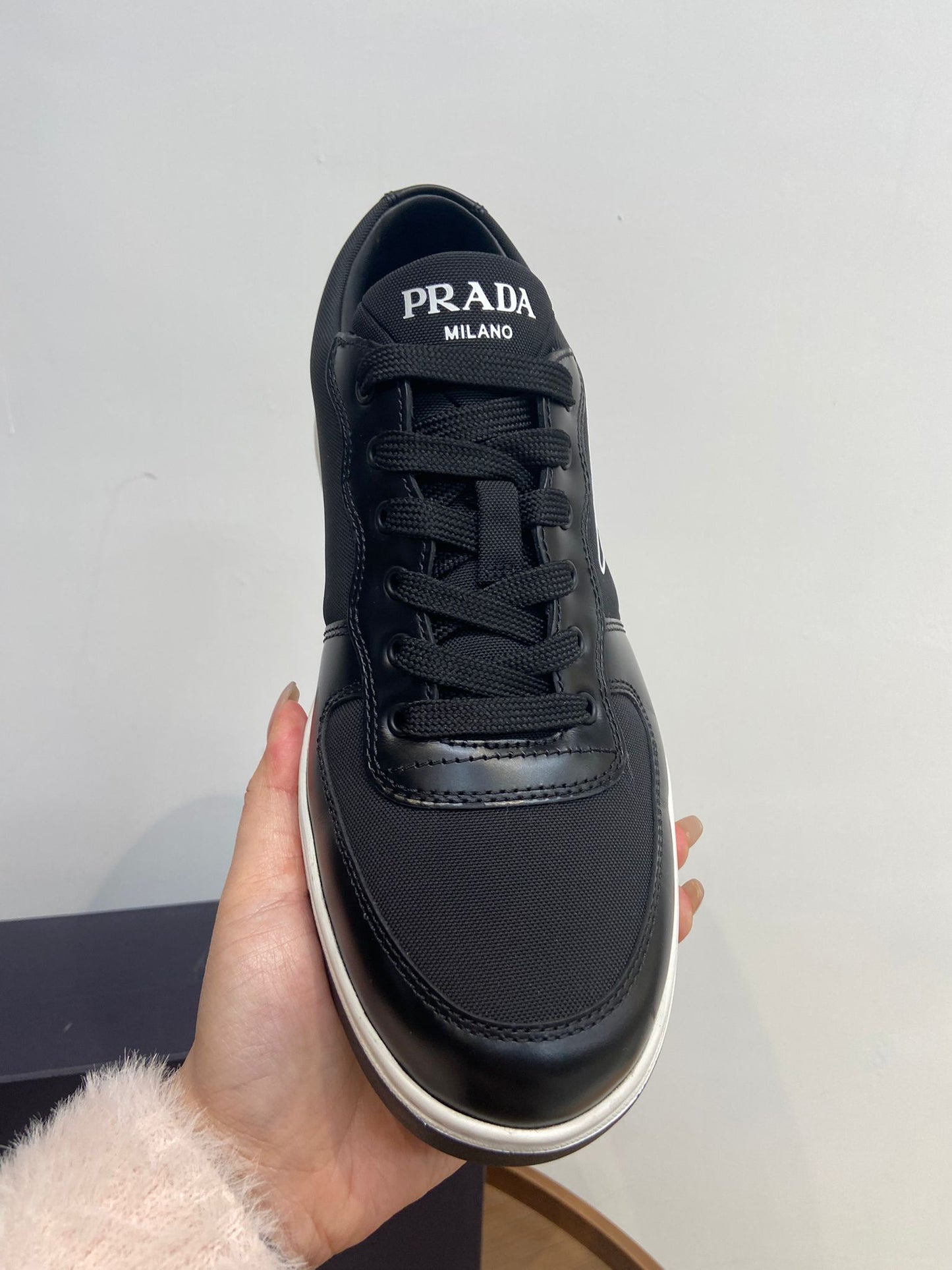 Prada re-nylon 男士黑白運動鞋