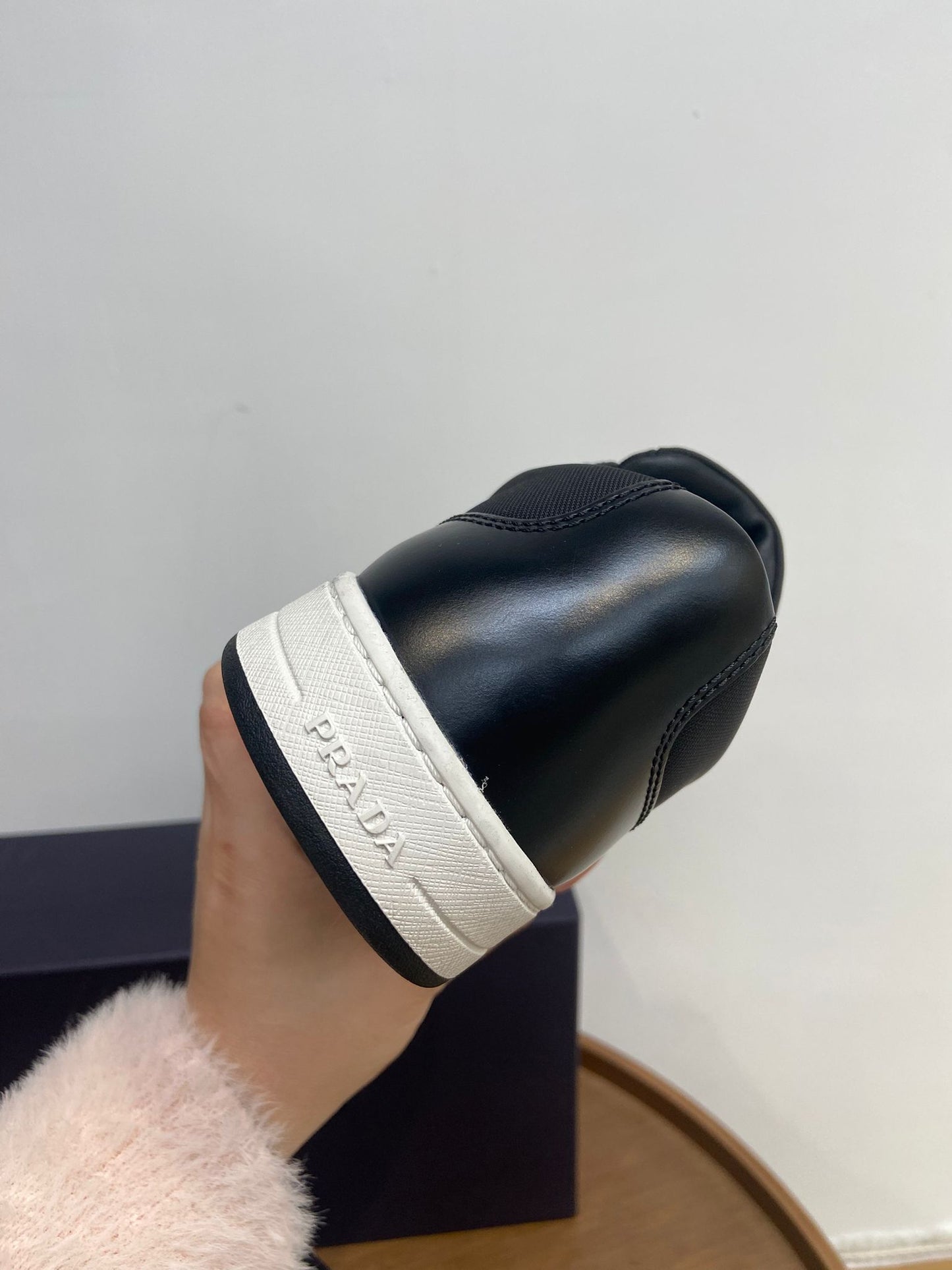 Prada re-nylon 男士黑白運動鞋