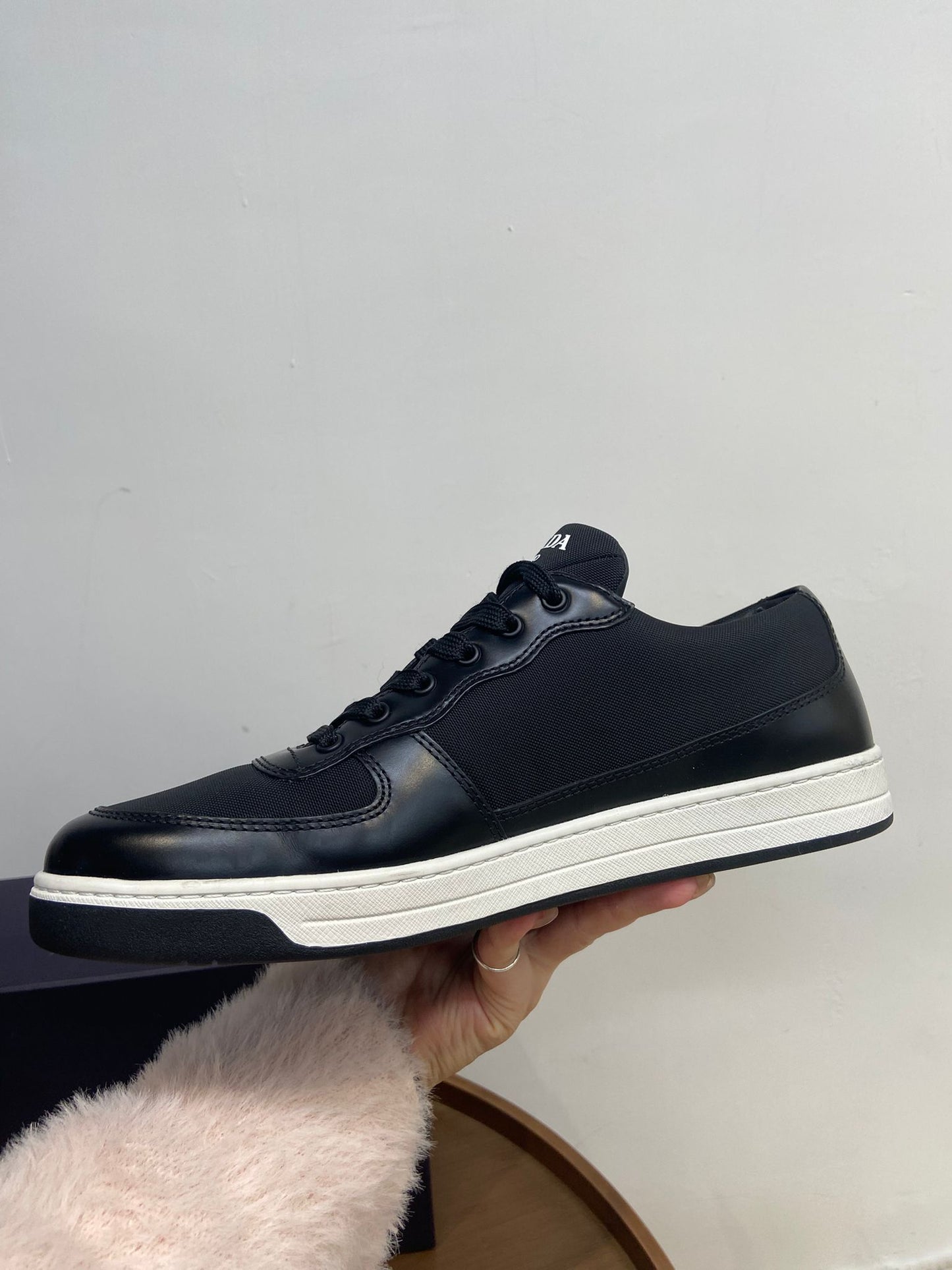 Prada re-nylon 男士黑白運動鞋