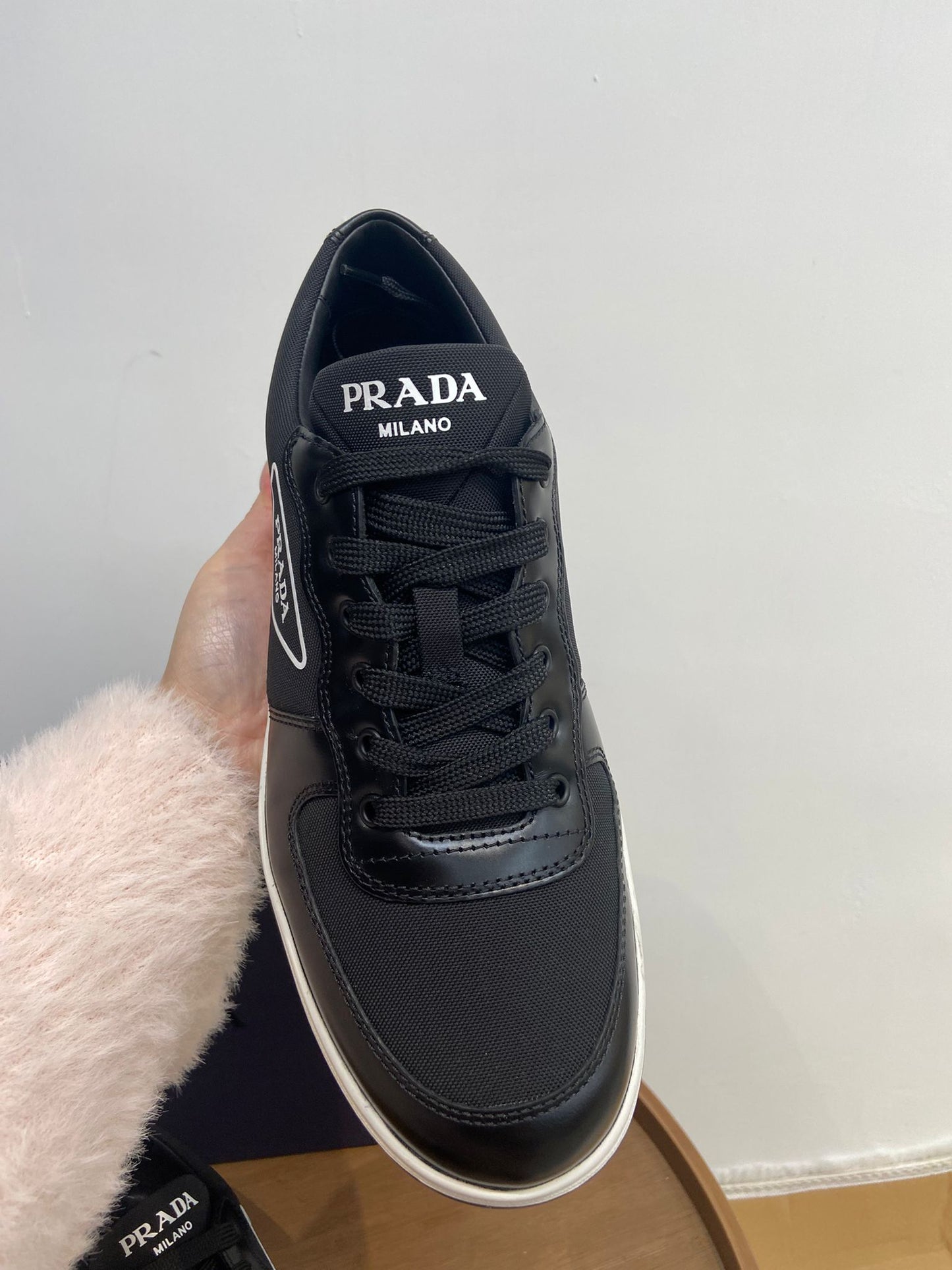 Prada re-nylon 男士黑白運動鞋