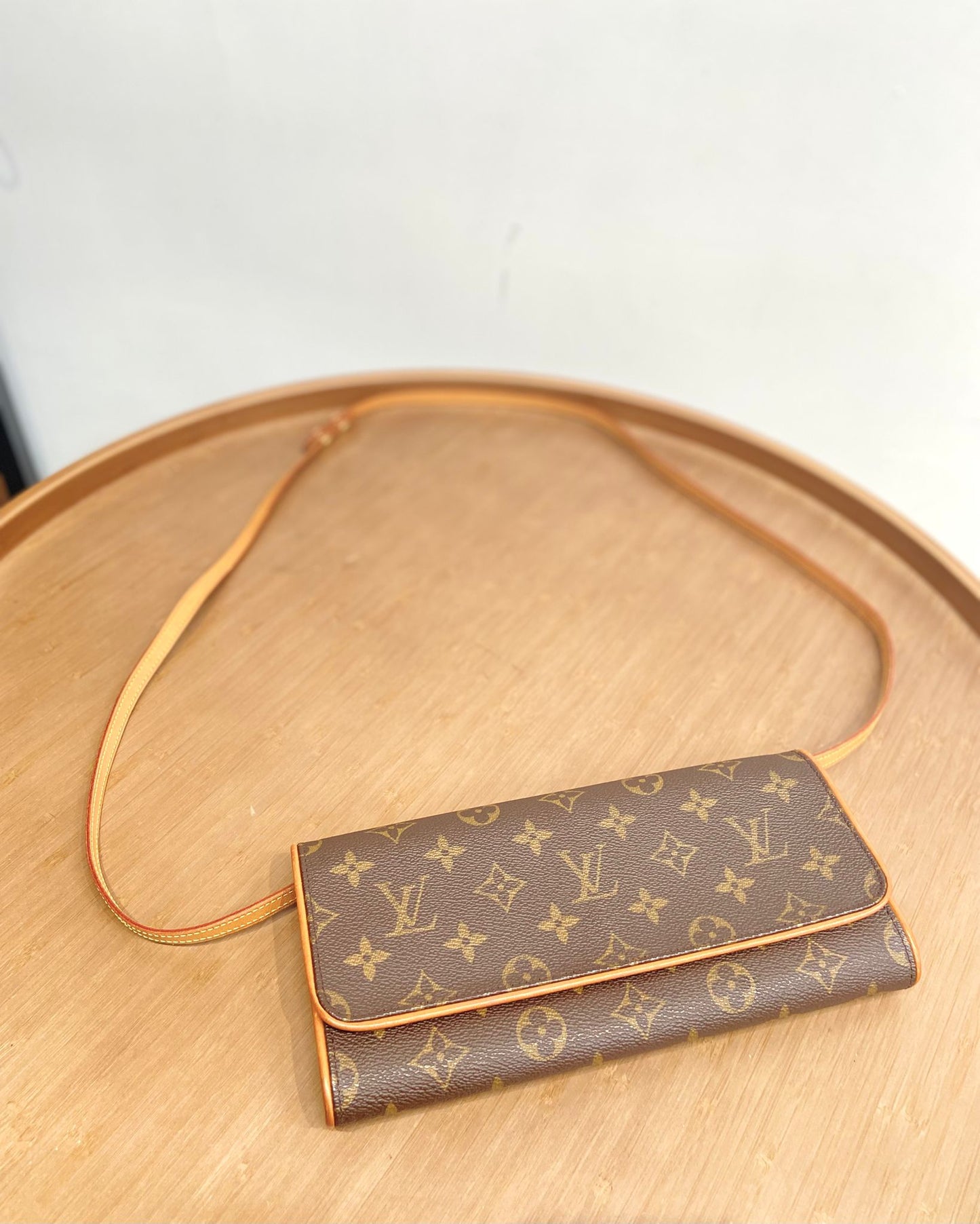 LV 信封斜孭袋