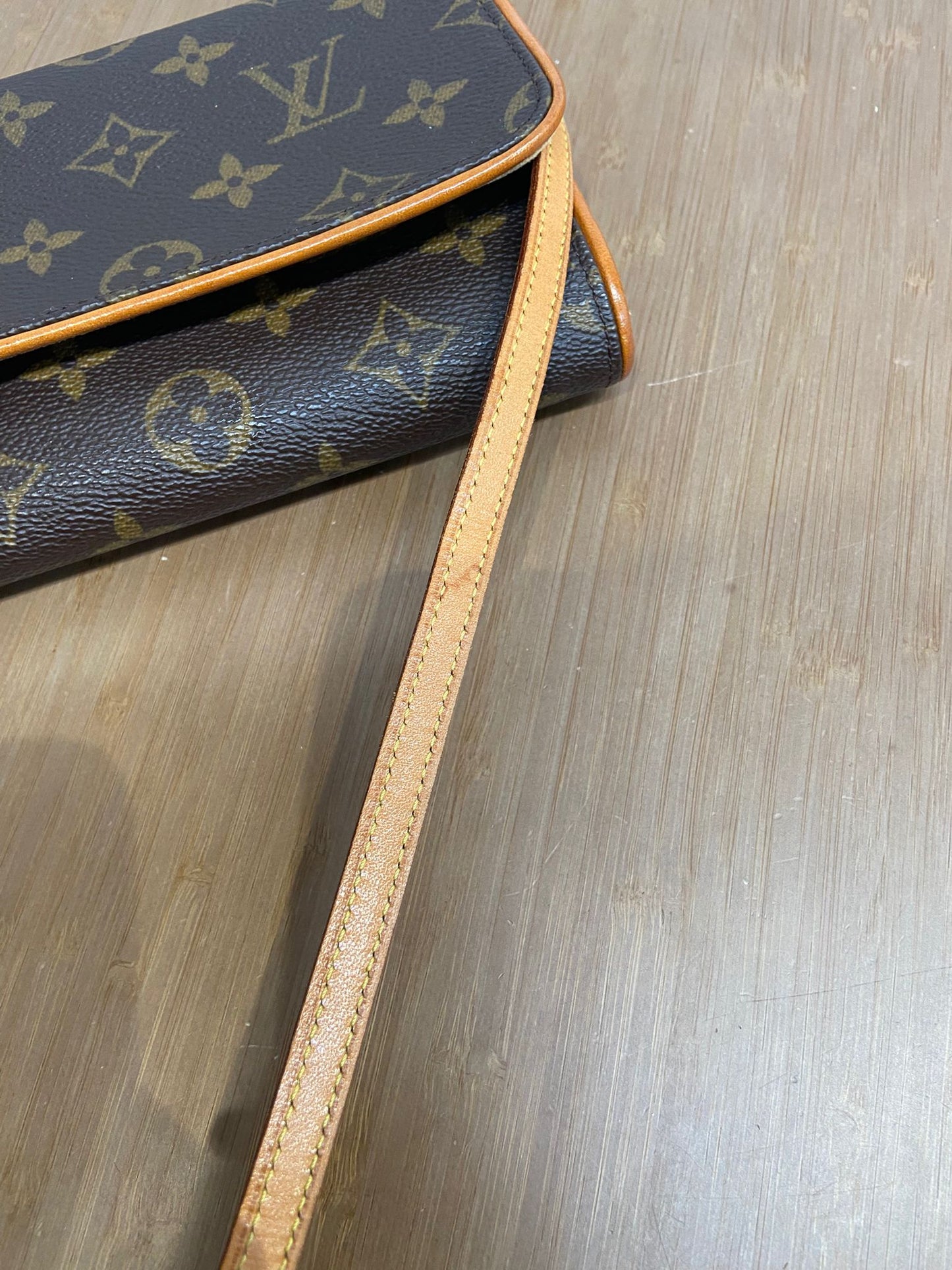 LV 信封斜孭袋