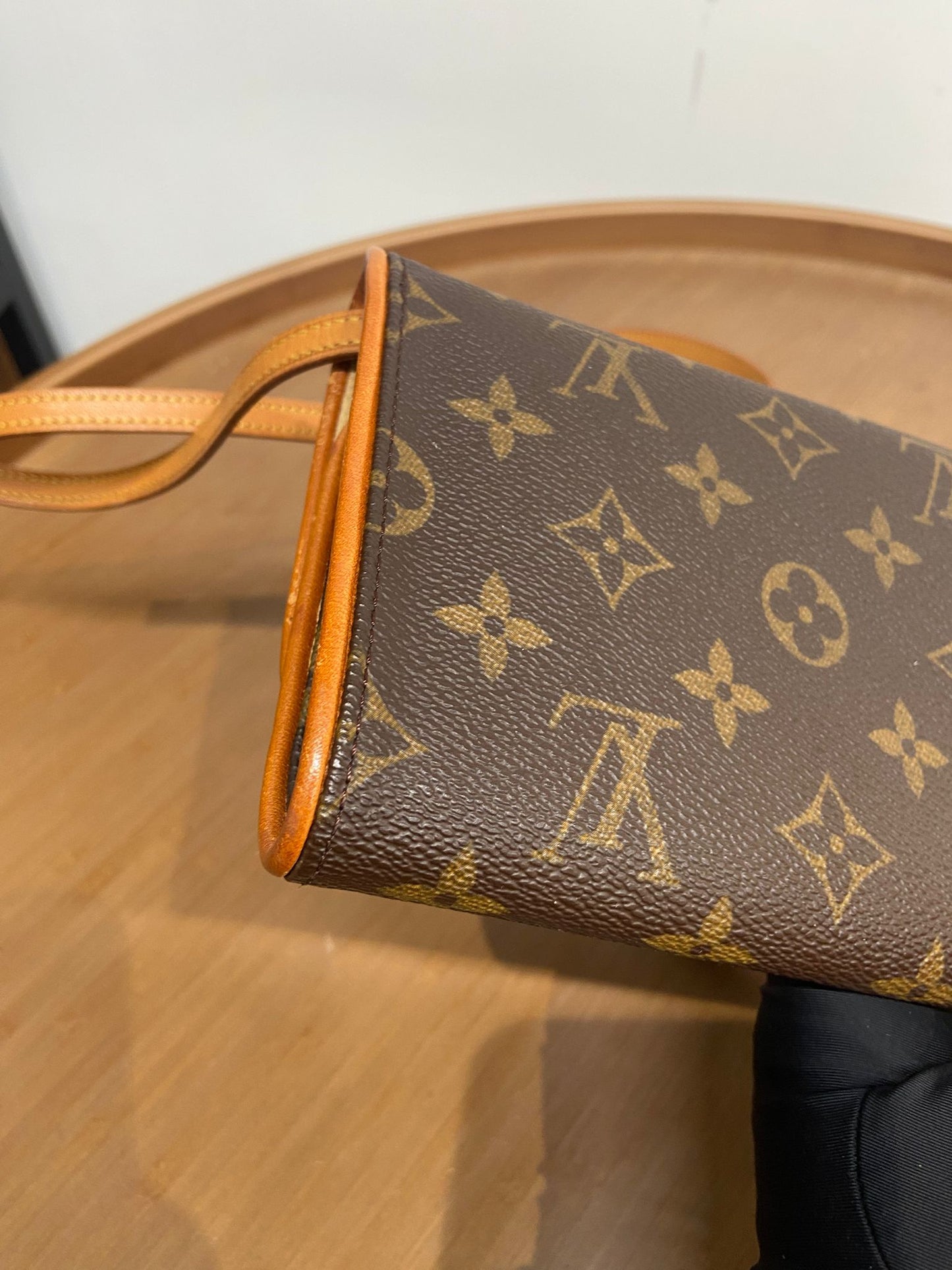LV 信封斜孭袋