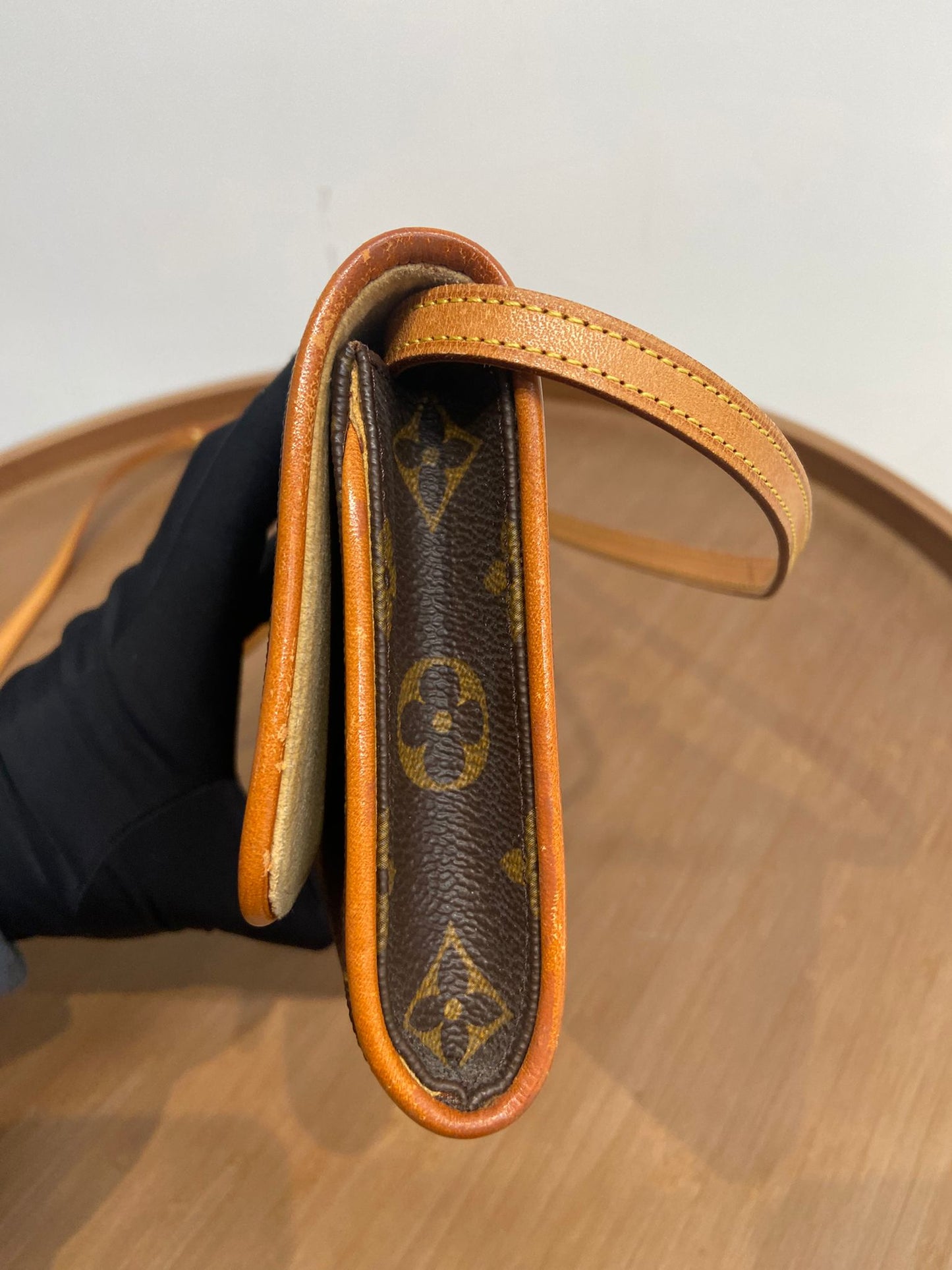 LV 信封斜孭袋