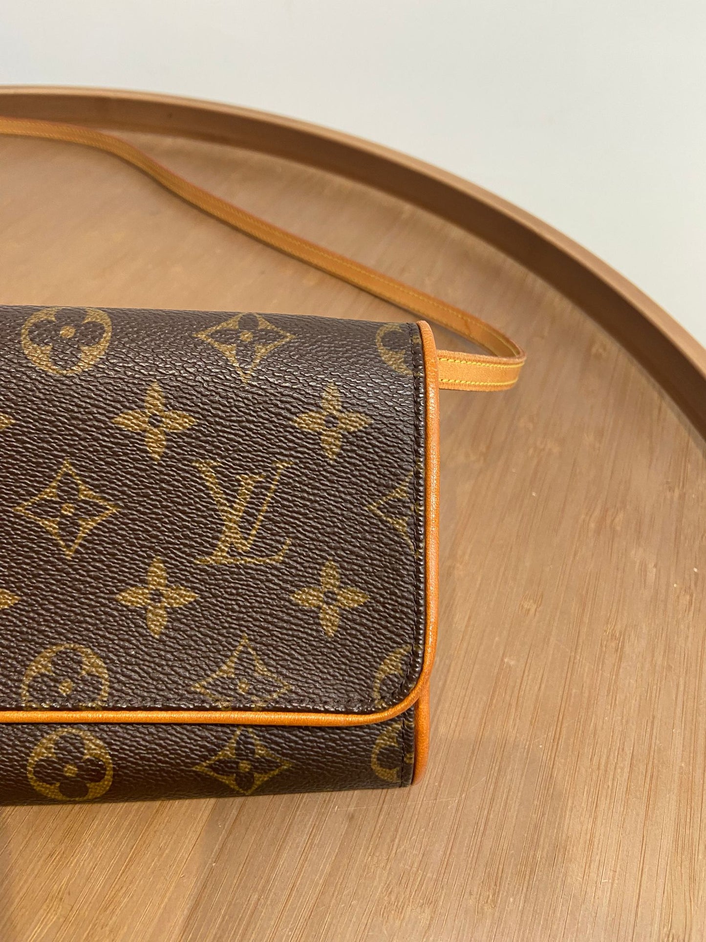 LV 信封斜孭袋