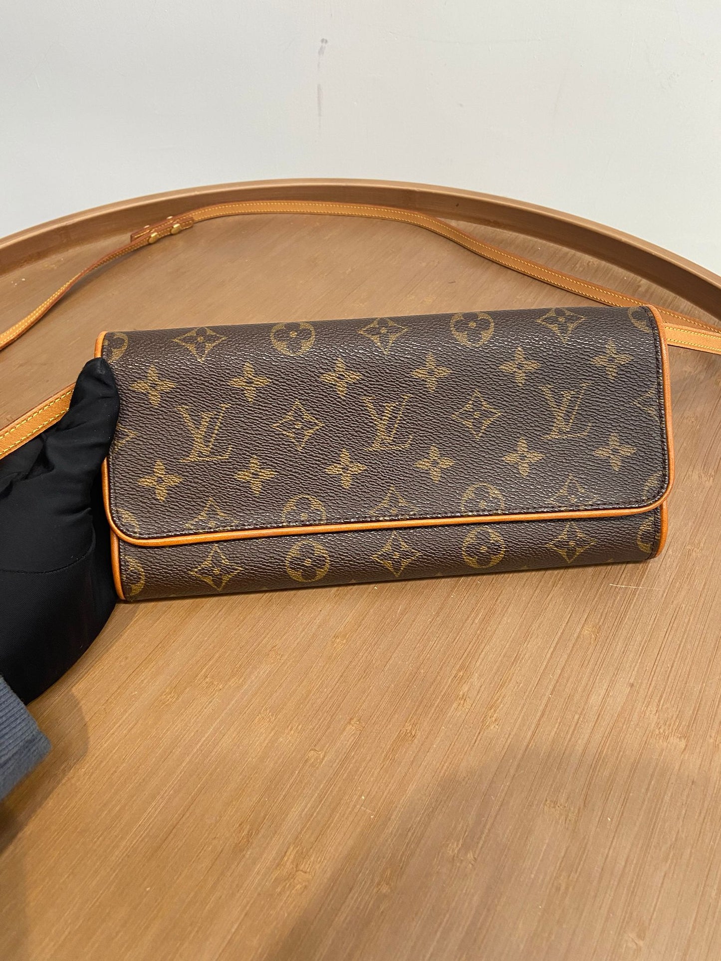 LV 信封斜孭袋