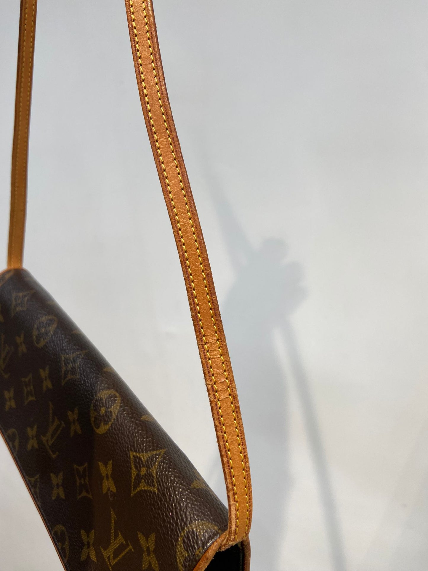 LV 信封斜孭袋