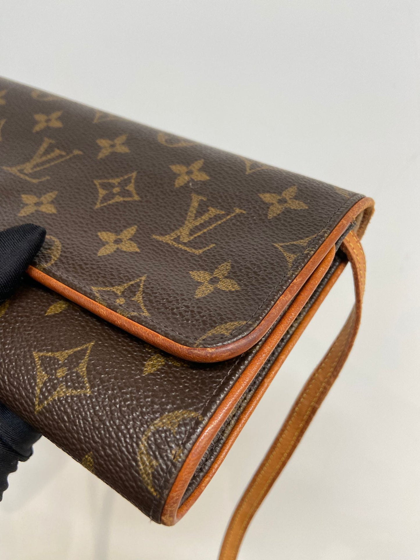 LV 信封斜孭袋