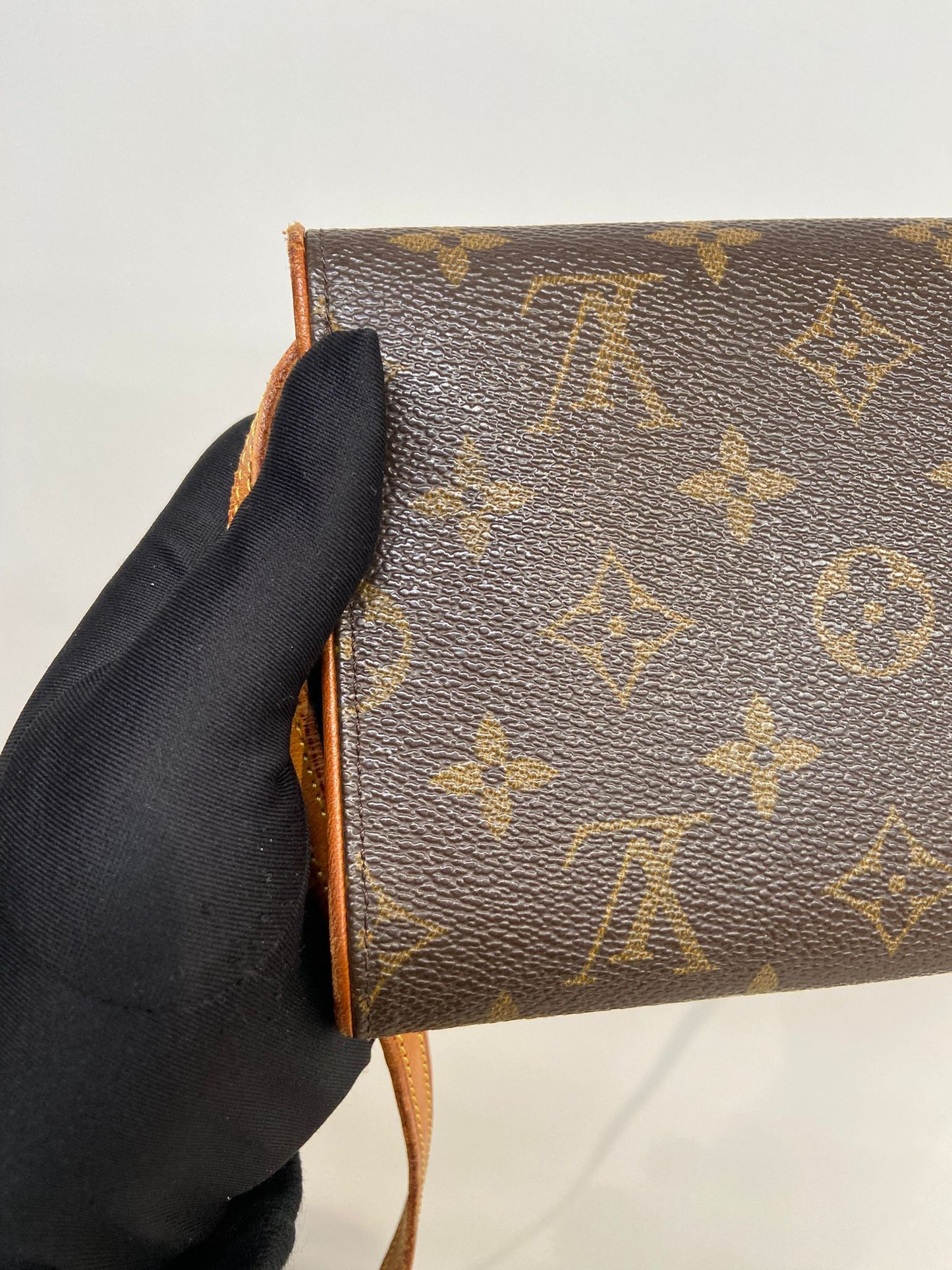LV 信封斜孭袋