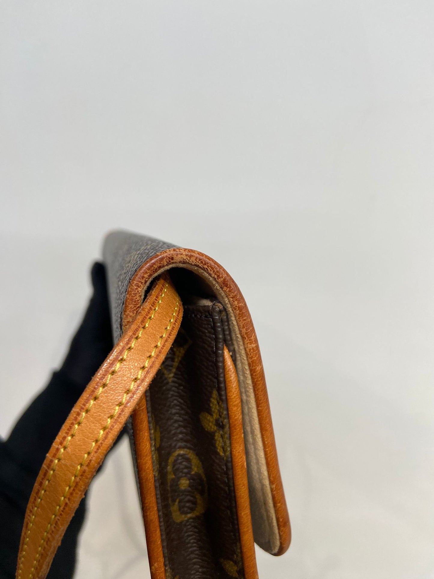 LV 信封斜孭袋