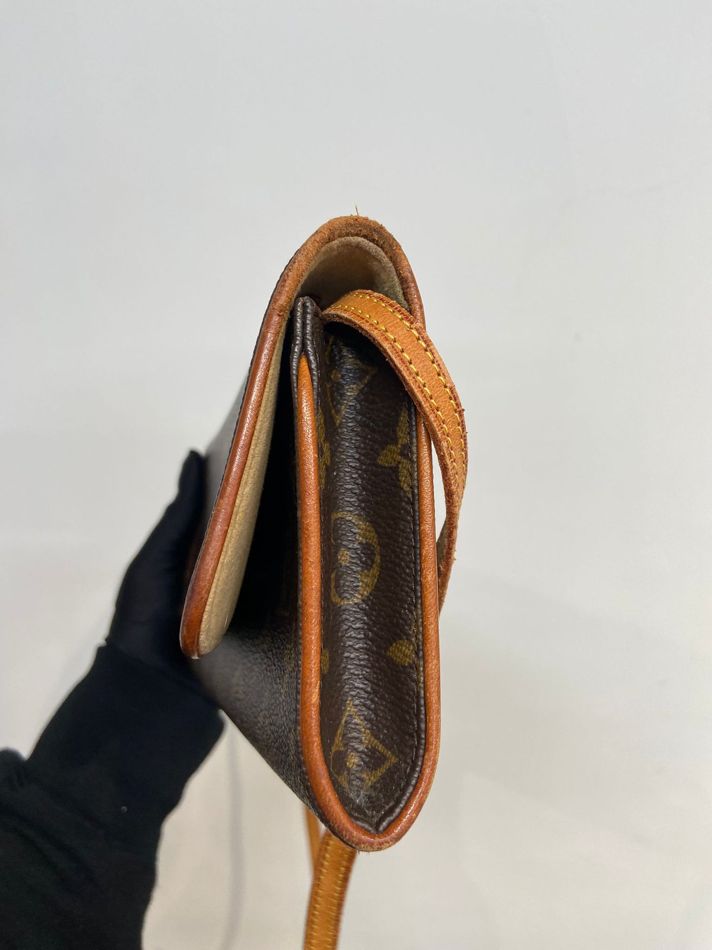 LV 信封斜孭袋