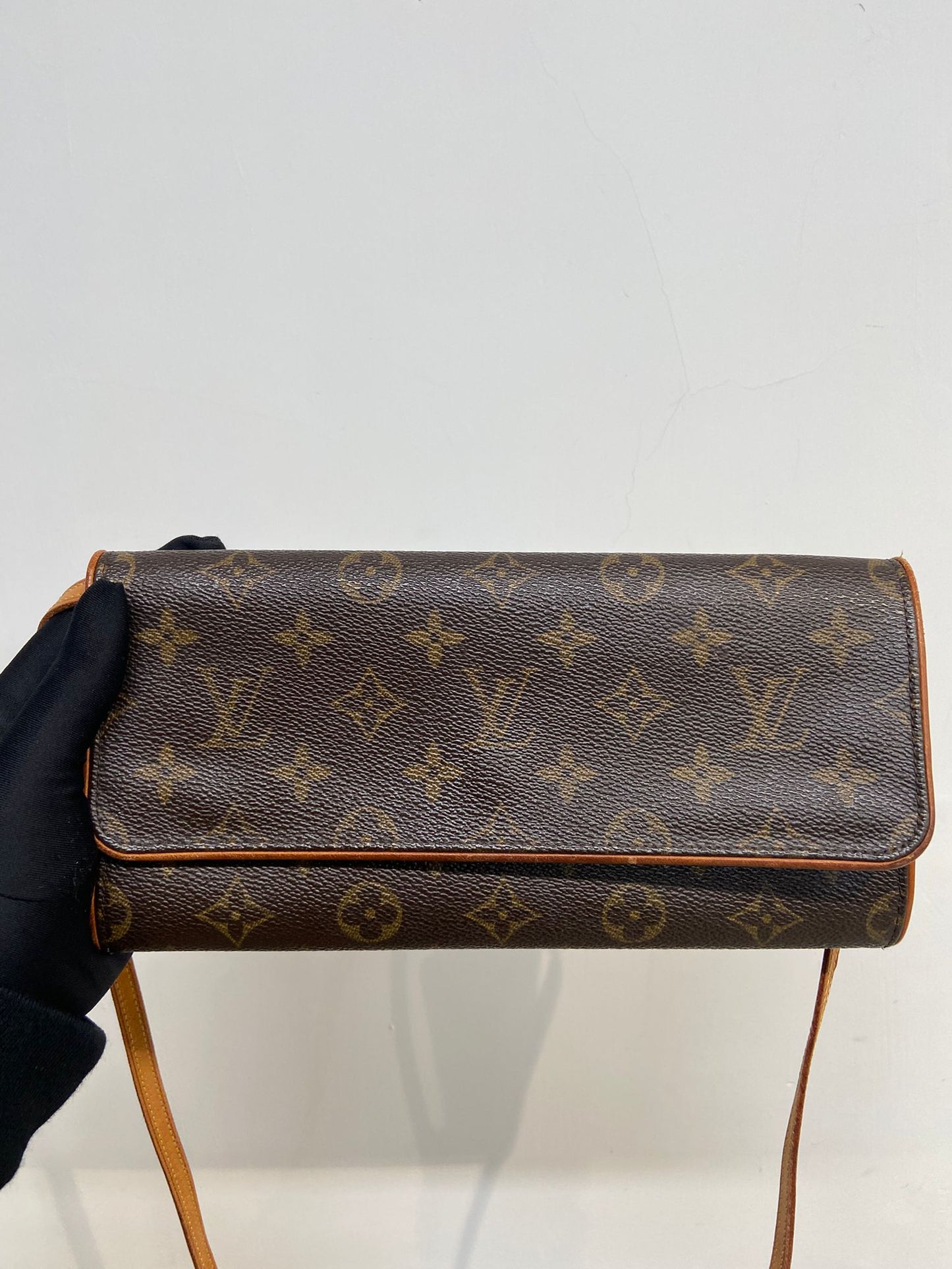 LV 信封斜孭袋
