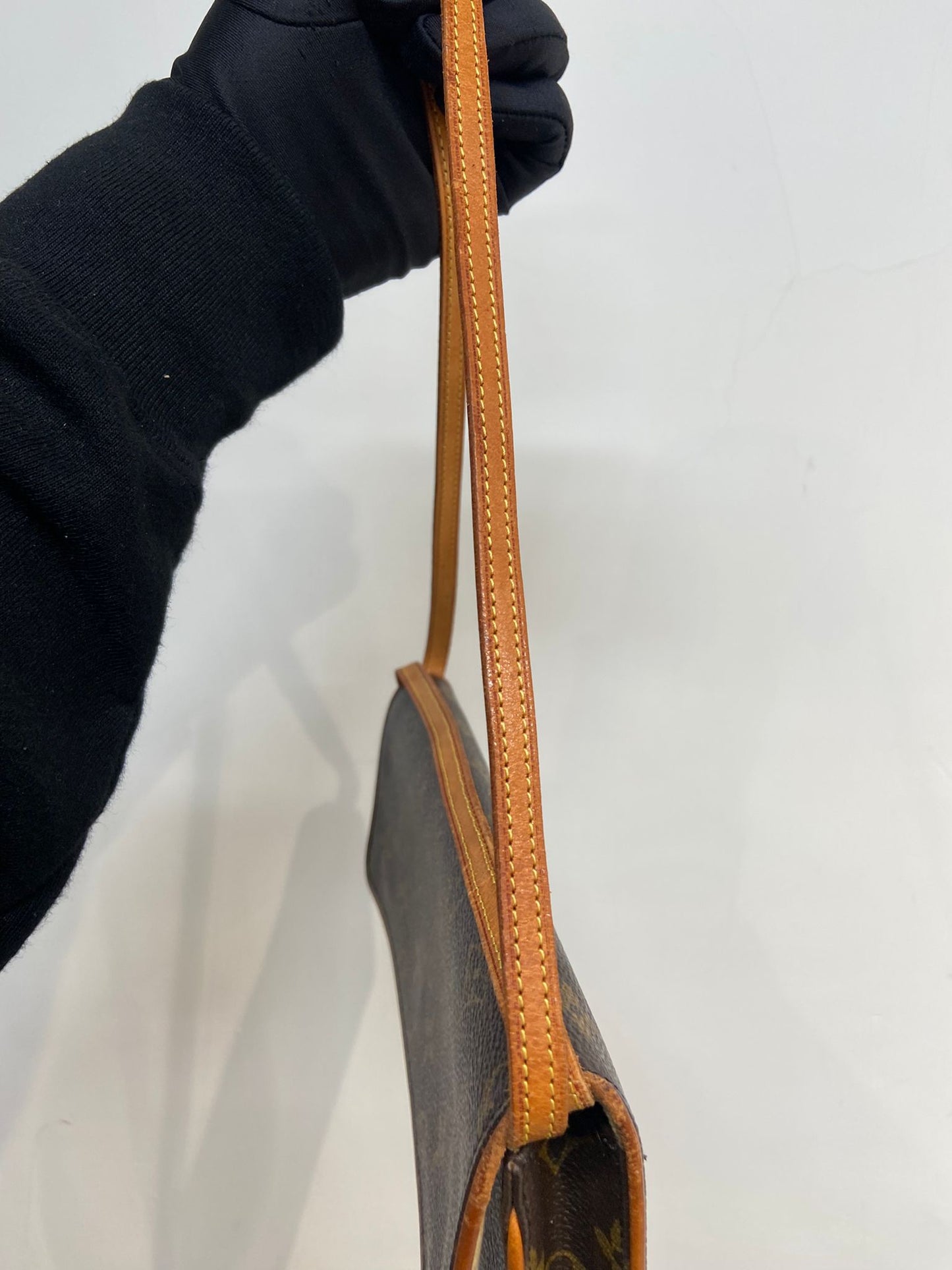 LV 信封斜孭袋