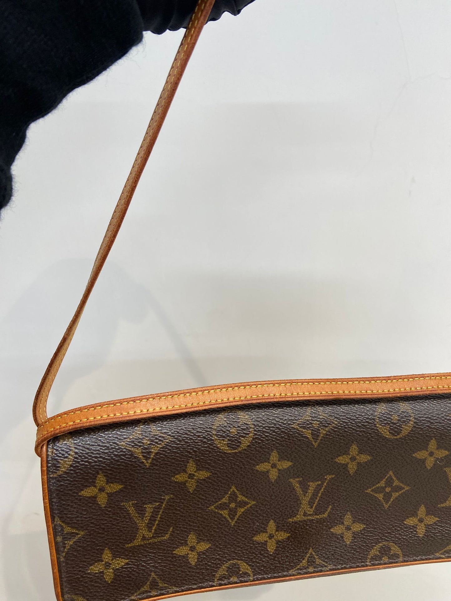 LV 信封斜孭袋