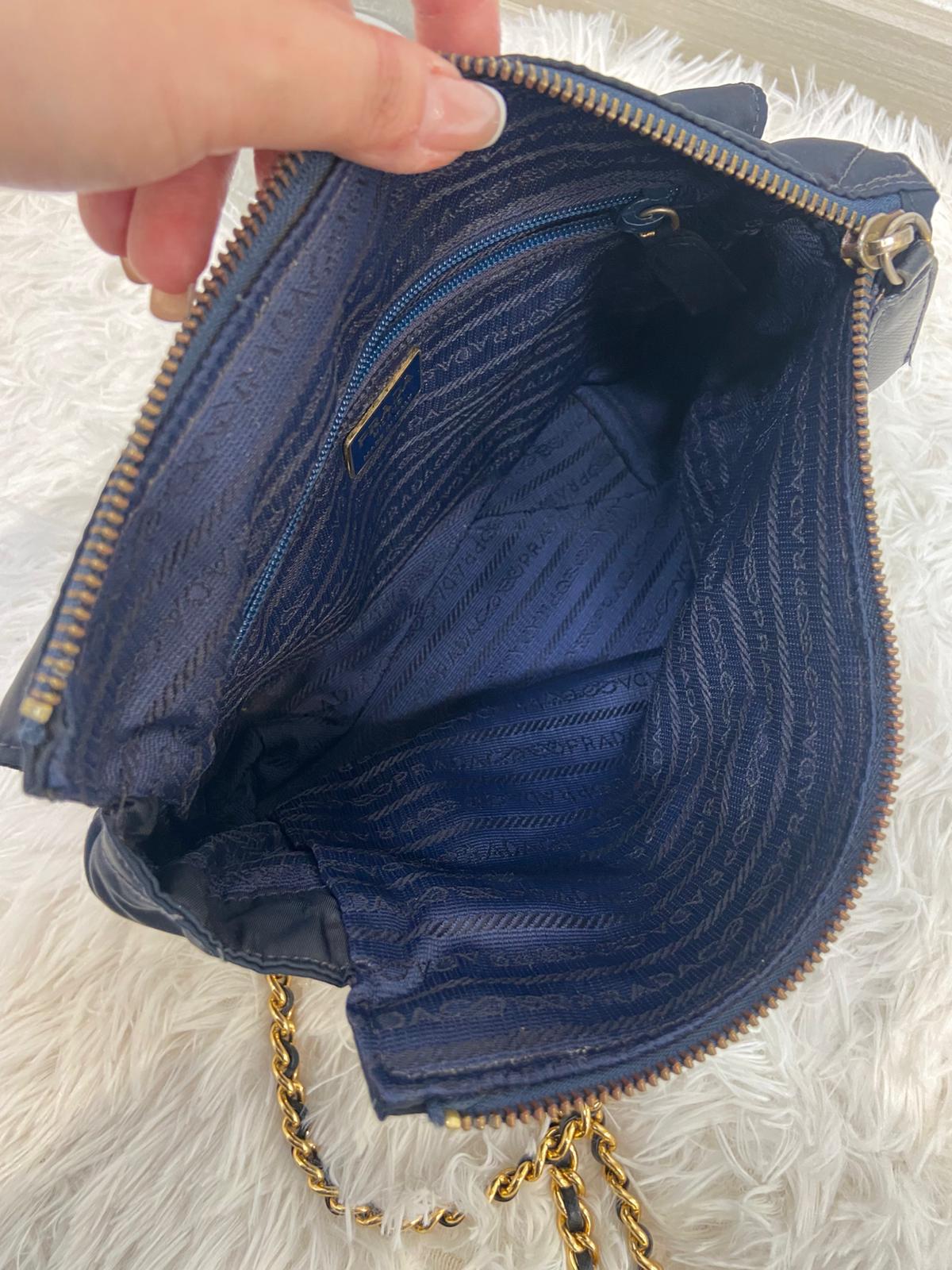 Prada 深藍色降落傘鏈條包