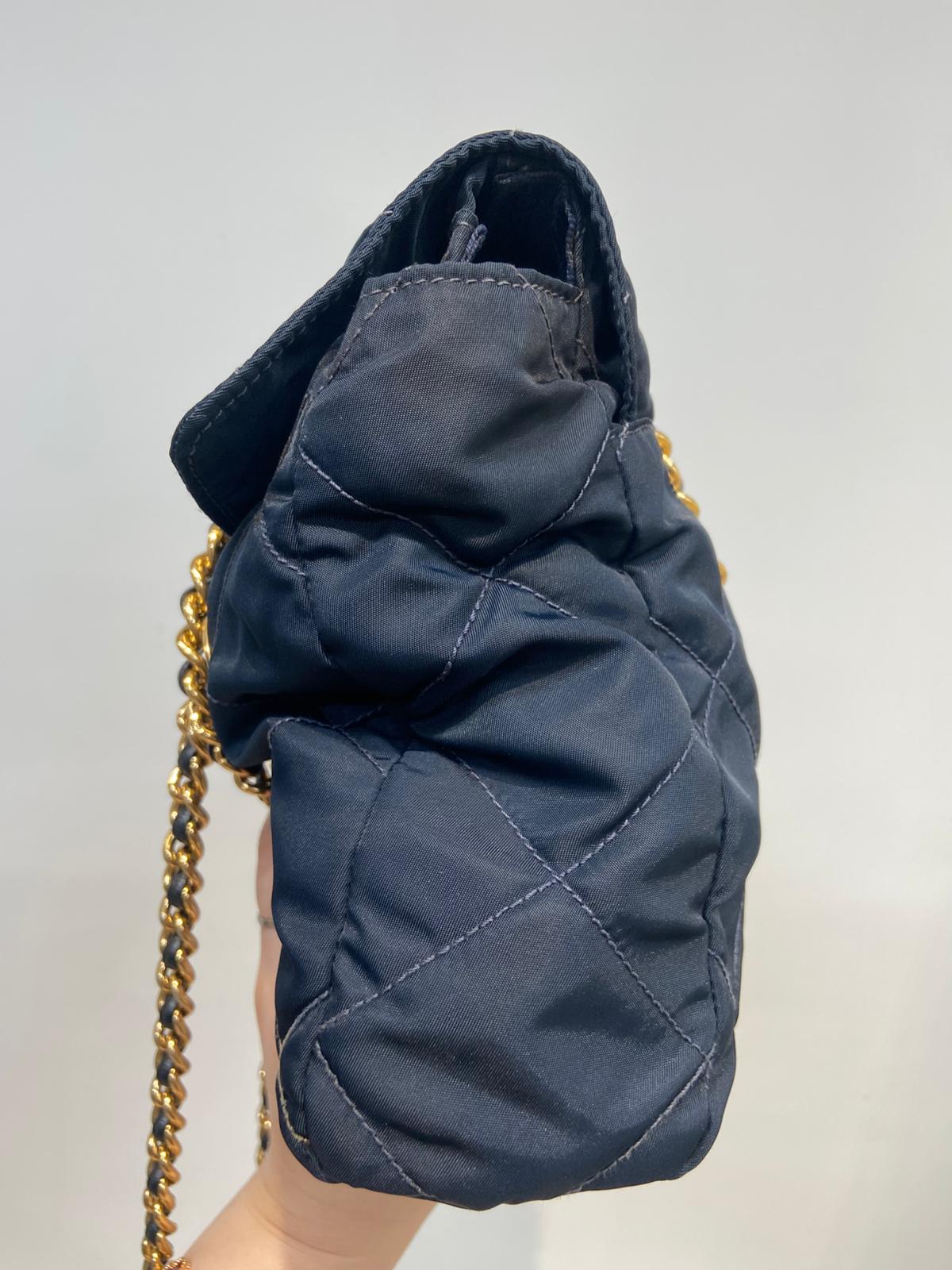 Prada 深藍色降落傘鏈條包