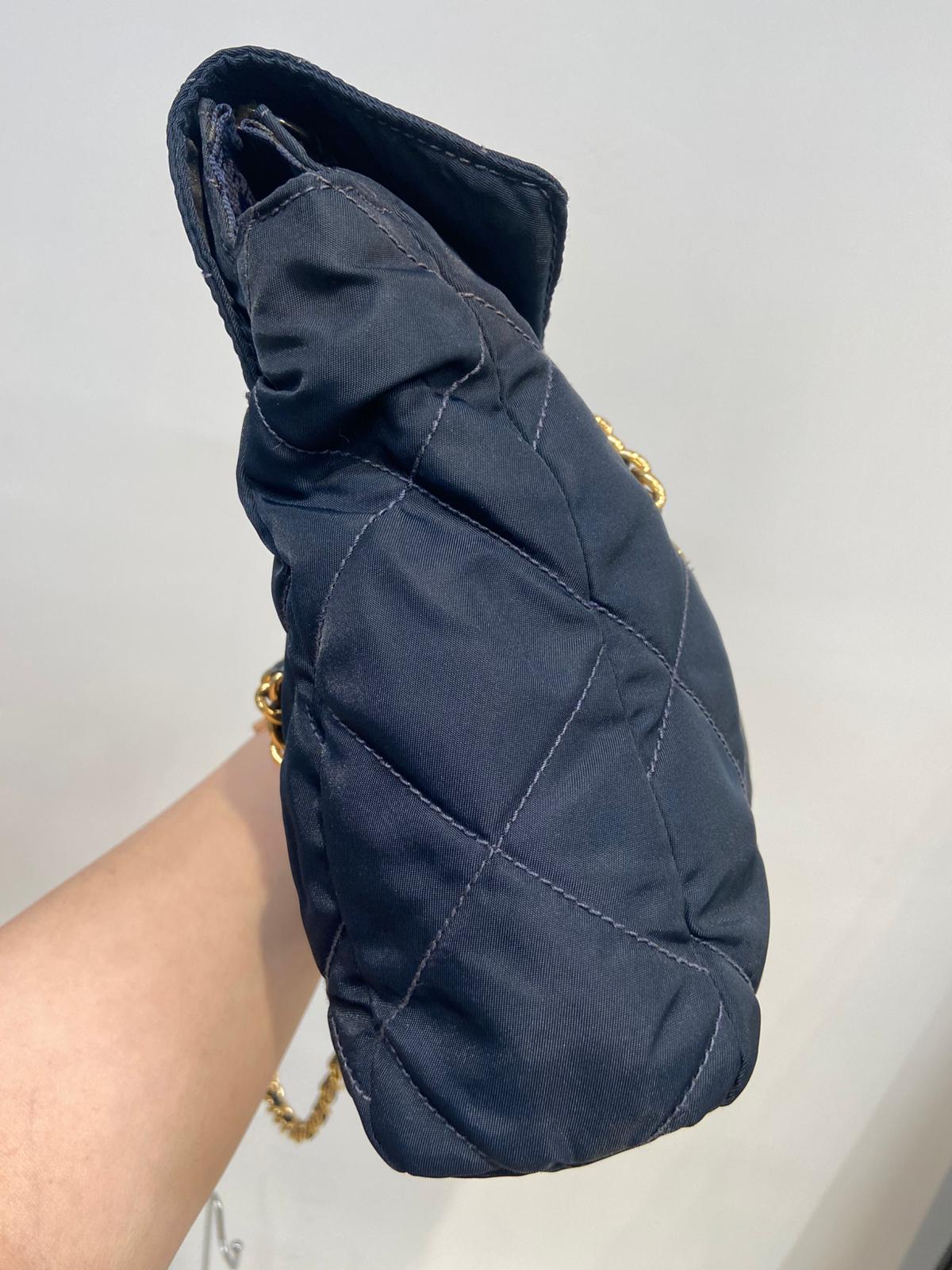 Prada 深藍色降落傘鏈條包