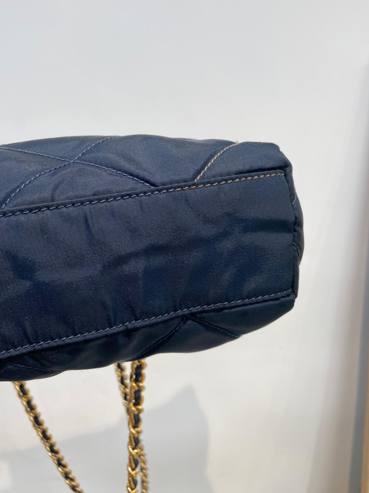 Prada 深藍色降落傘鏈條包