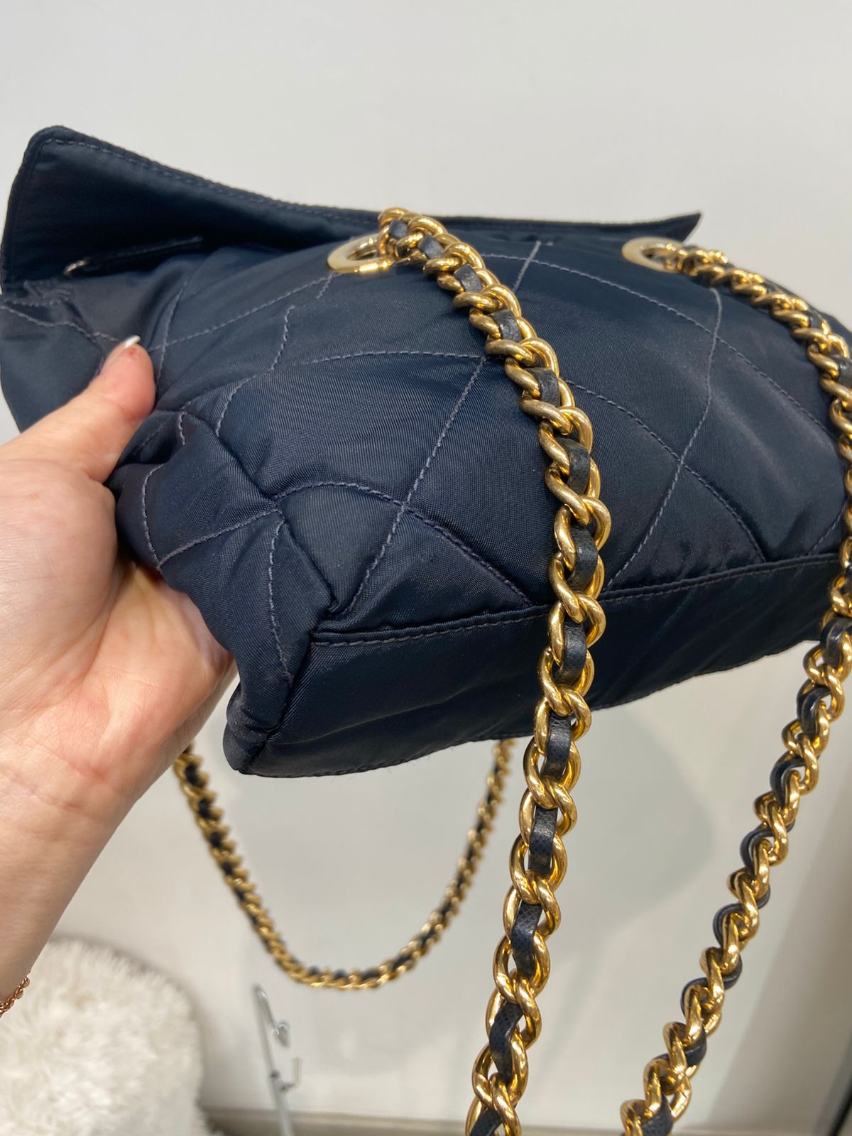 Prada 深藍色降落傘鏈條包